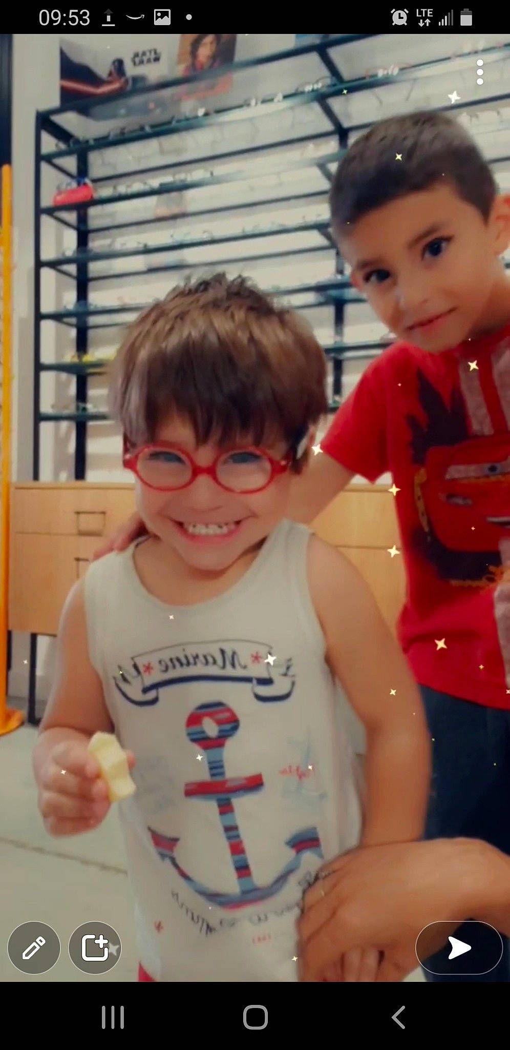 Laydon participe au concours pour gagner de l'argent avec cette photo : arm, cool, face, facial_expression, finger, gesture, hand, happy, head, human_body, joint, joy, muscle, person, product, shoulder, skin, sleeve, smile, standing