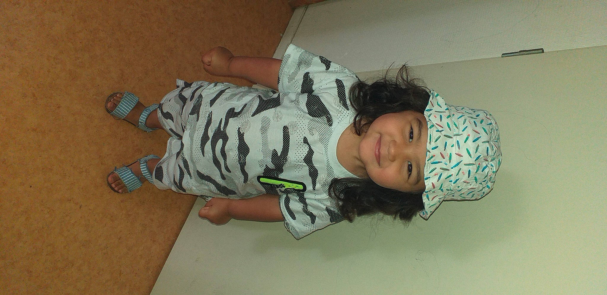 Adlhedi a rejoint le concours — aidez-le/la à gagner de superbes lots ! baby_toddler_clothing, child, comfort, elbow, flooring, fun, headwear, human_leg, joint, joy, knee, linens, mammal, pattern, person, room, sitting, sleeve, sock, t_shirt