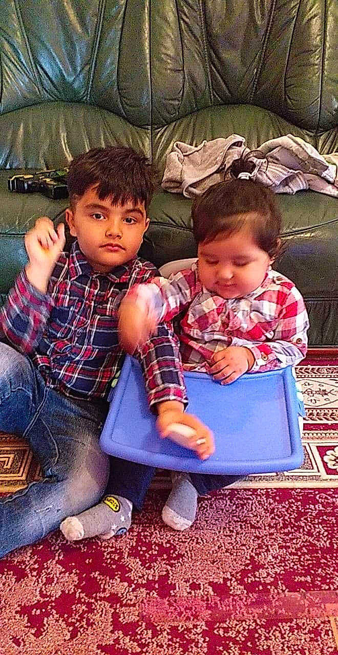 Mohamed Khalifa participe au concours pour gagner de l'argent avec cette photo : baby, child, comfort, cool, couch, electronic_device, event, eye, facial_expression, fun, hairstyle, happy, head, human_leg, lap, leg, leisure, pattern, person, sitting