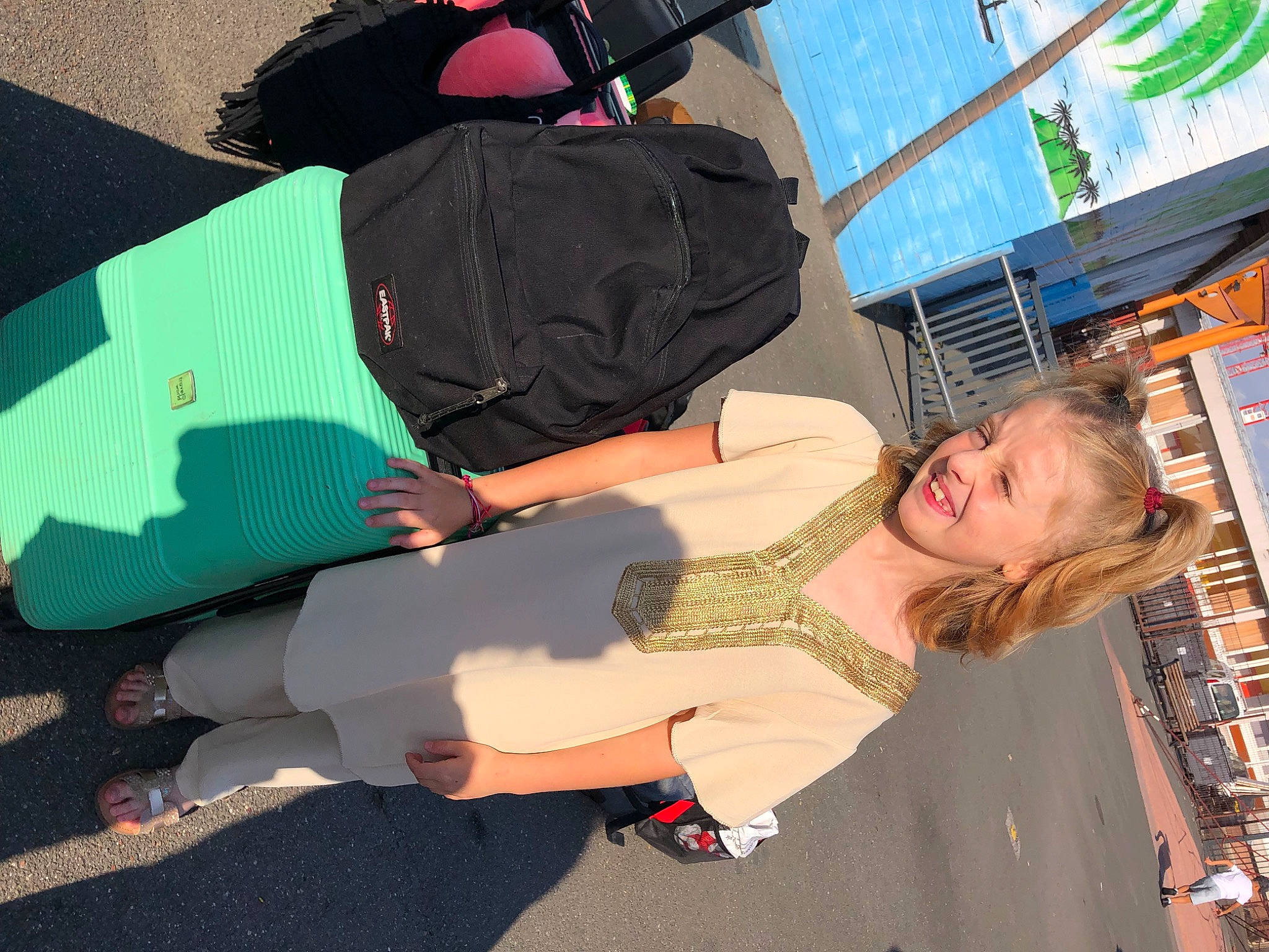 Gladys participe au concours pour gagner de l'argent avec cette photo : automotive_exterior, baseball_cap, cool, eyewear, fun, grass, human_leg, joy, leisure, luggage_and_bags, luxury_vehicle, pattern, person, recreation, sandal, t_shirt, thigh, tire, tree, vacation