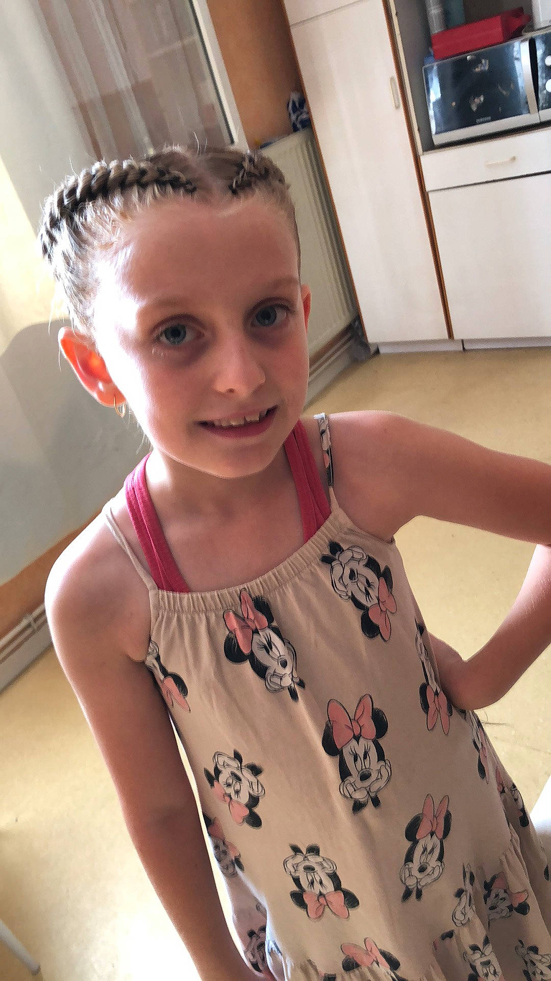 Gladys participe au concours pour gagner de l'argent avec cette photo : chin, cool, eyebrow, eyewear, fashion, fashion_design, forehead, fun, hair, hairstyle, happy, head, joint, neck, organ, person, shoulder, skin, sleeve, smile