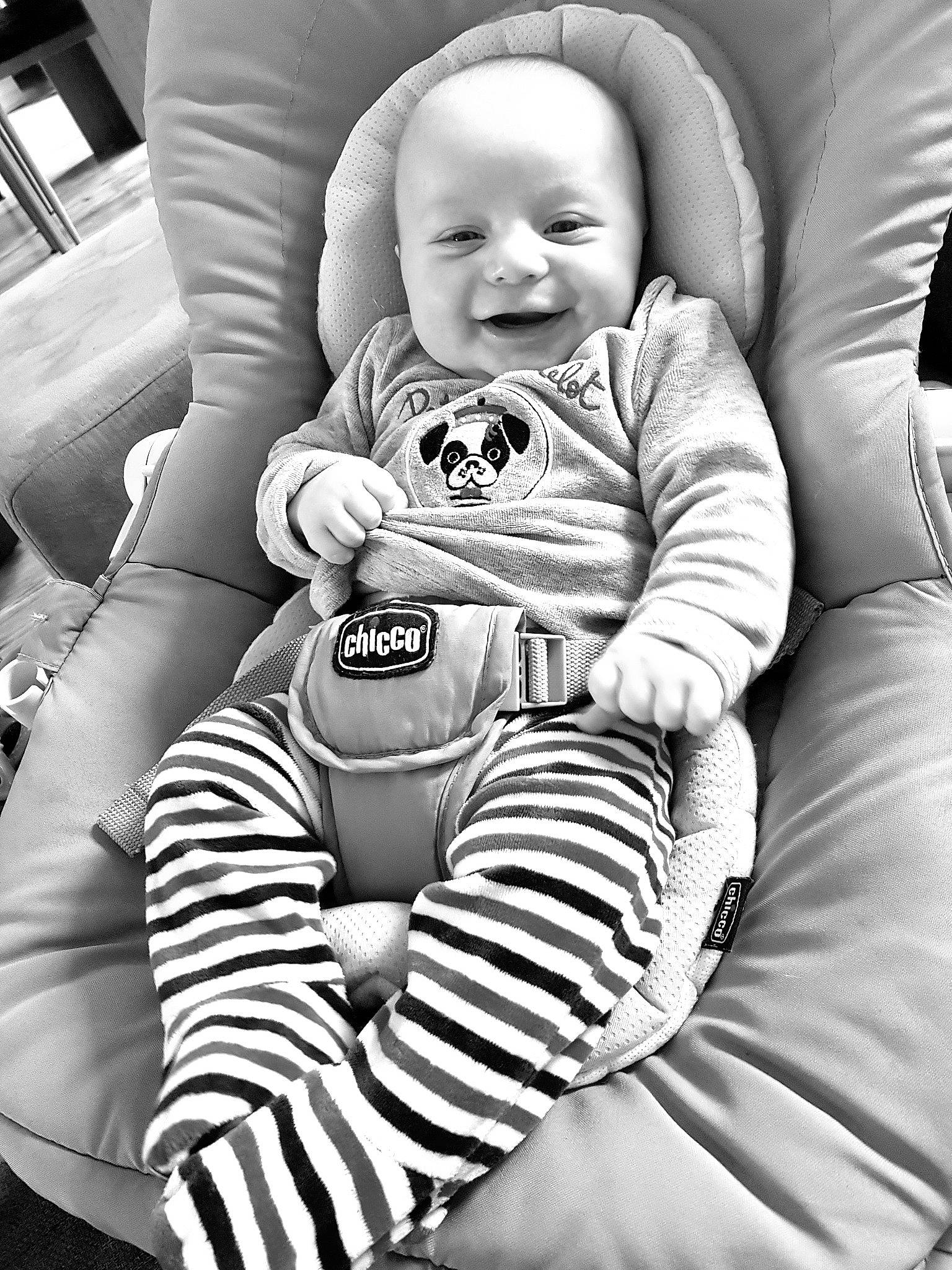 Arthur a rejoint le concours — aidez-le/la à gagner de superbes lots ! baby, baby_in_car_seat, baby_products, birth, black, black_and_white, car_seat, child, family, joy, monochrome, person, photography, play, product, sitting, skin, smile, style, toddler