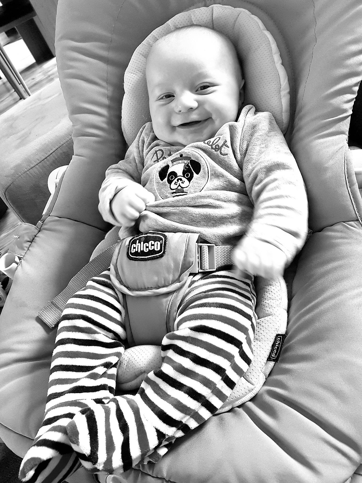 Arthur participe au concours pour gagner de l'argent avec cette photo : baby, baby_in_car_seat, baby_products, birth, black_and_white, car_seat, child, comfort, family, monochrome, person, photography, product, sitting, style, toddler, white