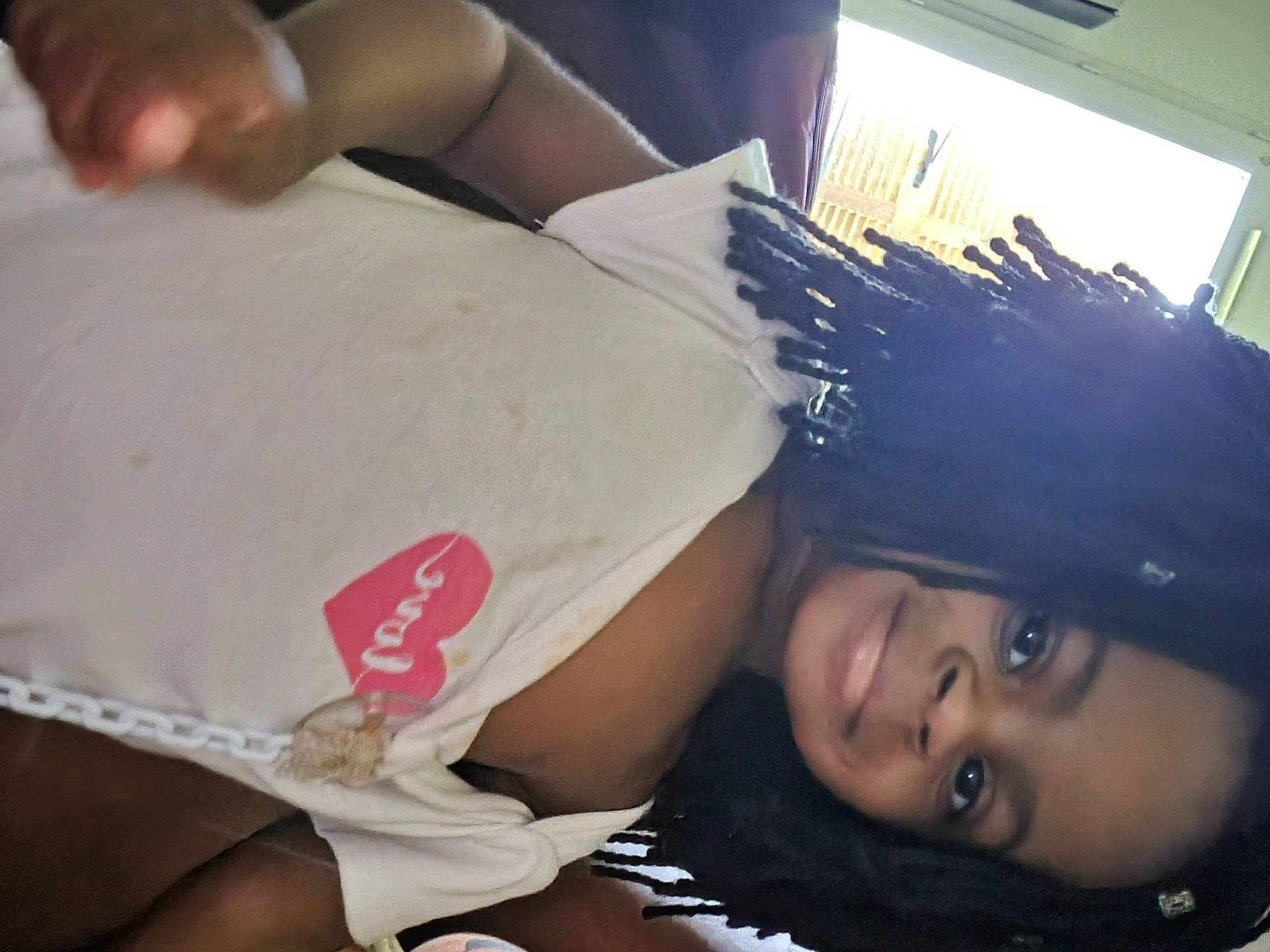 Laina a rejoint le concours — aidez-le/la à gagner de superbes lots ! abdomen, chest, child, comfort, elbow, fashion_accessory, finger, flesh, flooring, fun, happy, human_leg, joy, mouth, nail, person, room, skin, thigh, wrist