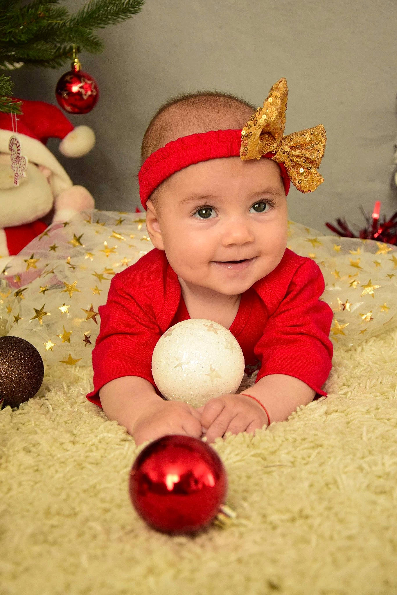 Léa a rejoint le concours — aidez-le/la à gagner de superbes lots ! baby, baby_grabbing_for_something, baby_laughing, baby_toddler_clothing, cheek, child, christmas, christmas_decoration, christmas_eve, christmas_ornament, costume_accessory, costume_hat, headgear, headwear, holiday, holiday_ornament, human, human_body, joy, ornament