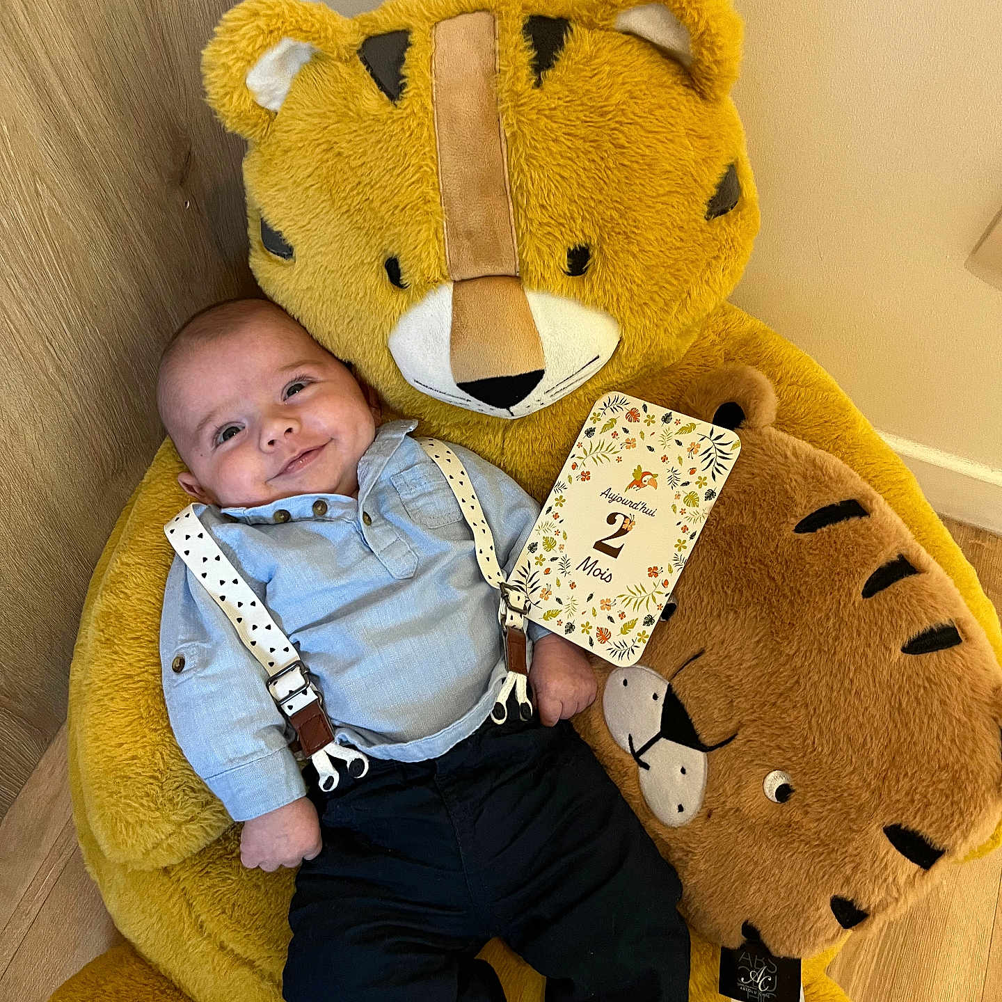 Nino a rejoint le concours — aidez-le/la à gagner de superbes lots ! baby, clothing, couch, cushion, face, footwear, furniture, happy, head, homedecor, jeans, pants, person, photography, plush, portrait, sitting, smile, teddybear, toy