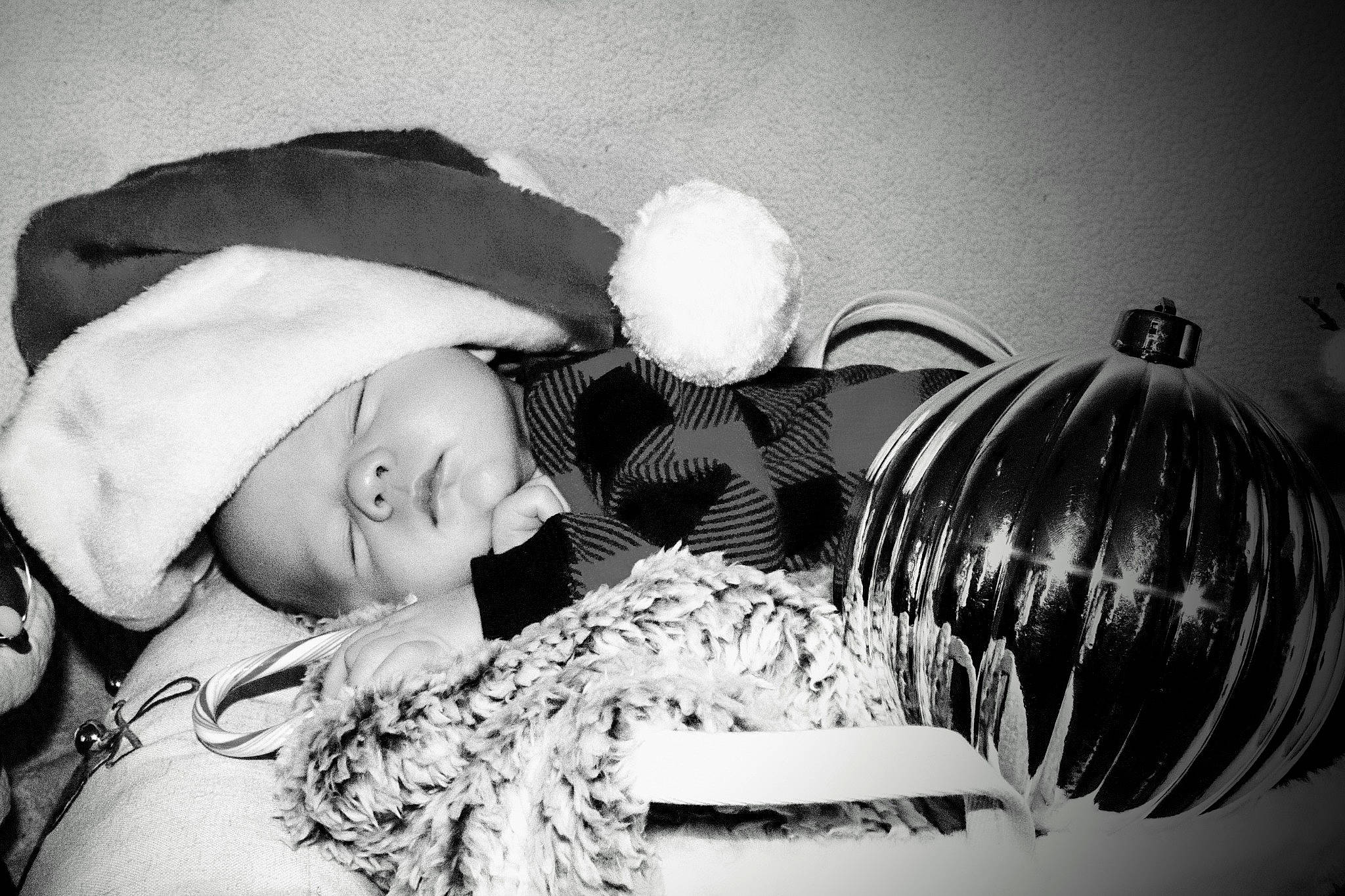 Hunter is registered to the contest to win money with this photo: baby, balloon, bed, black, black_and_white, black_hair, comfort, event, fashion_accessory, flash_photography, happy, headgear, headpiece, human_body, linens, monochrome, monochrome_photography, person, style, toy