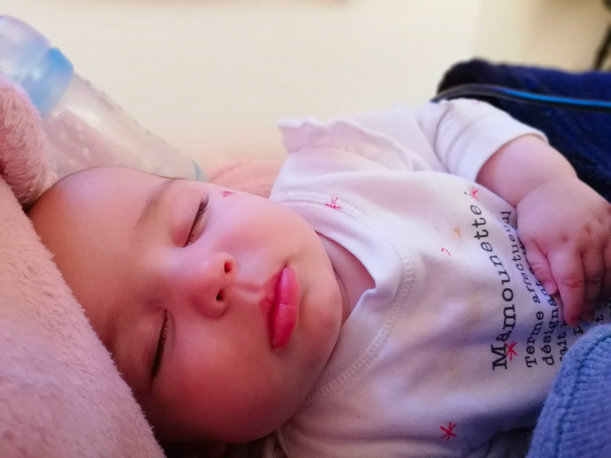 Stella a rejoint le concours — aidez-le/la à gagner de superbes lots ! cheek, comfort, eye, eyelash, facial_expression, hand, happy, head, human_body, joint, leg, lip, mouth, muscle, neck, nose, person, shoulder, skin, textile