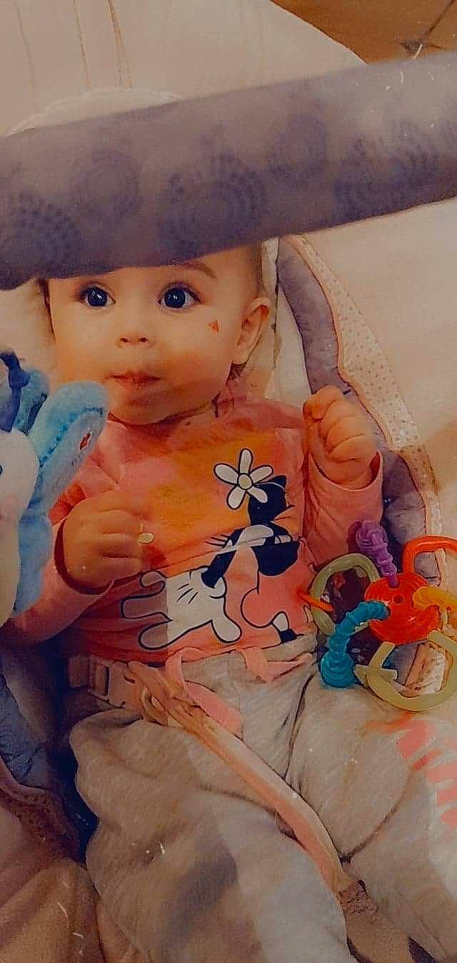 Stella participe au concours pour gagner de l'argent avec cette photo : baby_toddler_clothing, cheek, chest, child, chin, doll, eye, eyebrow, eyelash, finger, hairstyle, hand, headwear, lip, nose, person, pink, skin, sleeve, surprise