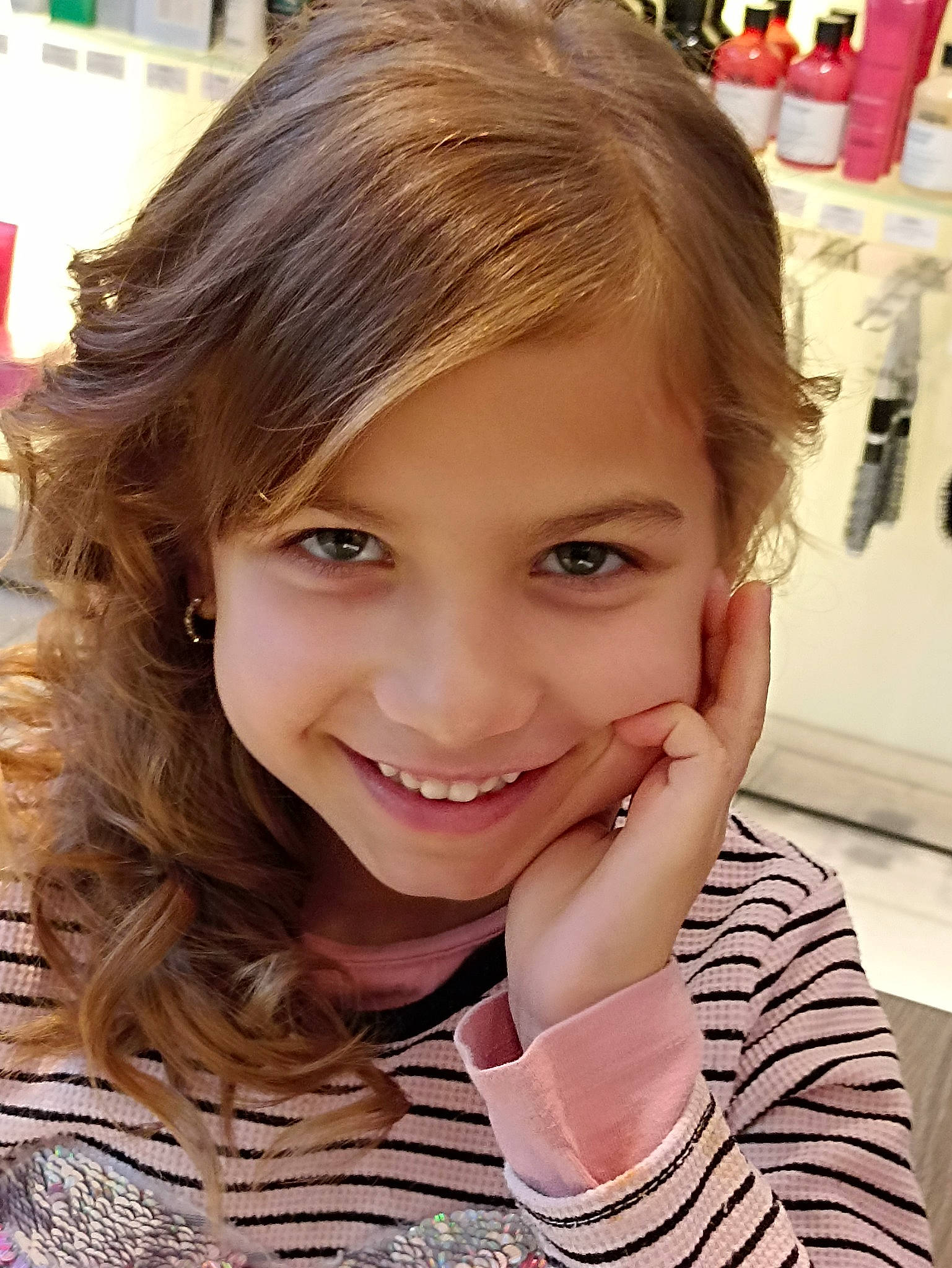 Keïla a rejoint le concours — aidez-le/la à gagner de superbes lots ! cheek, chin, ear, eyebrow, eyelash, facial_expression, finger, forehead, gesture, hairstyle, happy, iris, jaw, joy, lip, mouth, neck, nose, person, skin