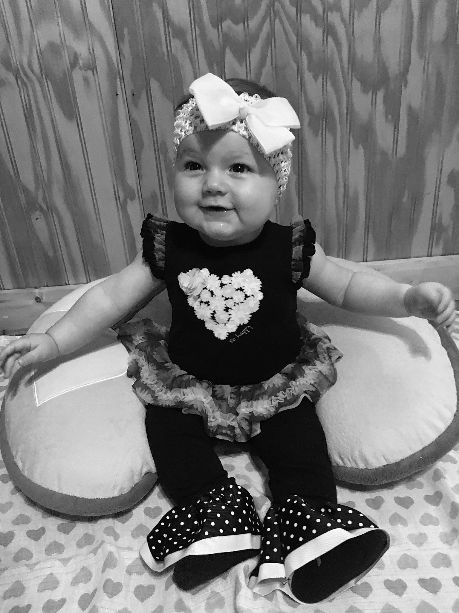 Araya is registered to the contest to win money with this photo: baby, baby_toddler_clothing, black_and_white, child, fashion_accessory, fun, hair_accessory, headgear, headpiece, headwear, joy, monochrome, monochrome_photography, person, photo_shoot, photography, sitting, smile, snapshot, style