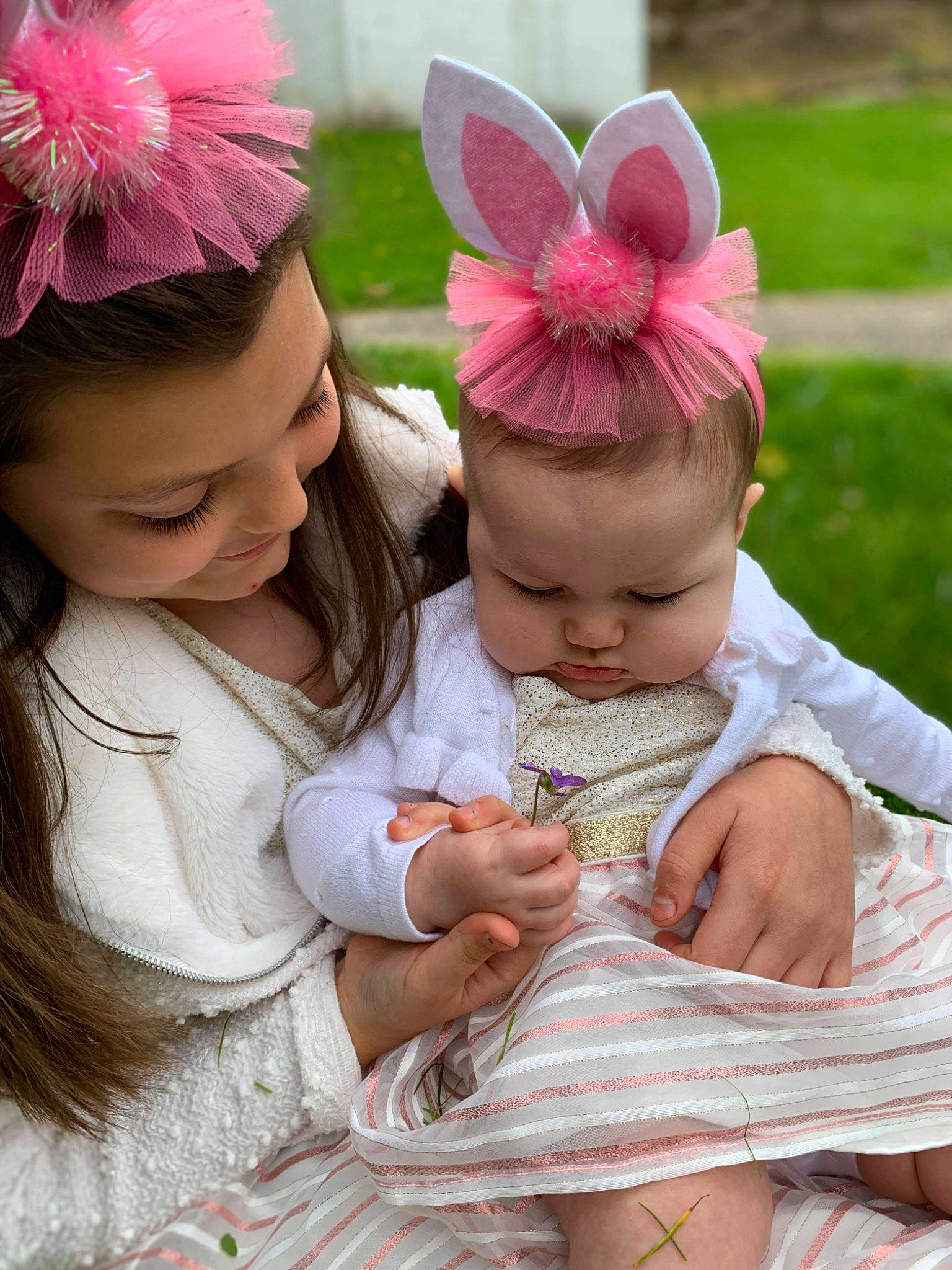 Araya is registered to the contest to win money with this photo: baby, child, ear, hair_accessory, headband, headgear, person, pink, sibling, skin, toddler