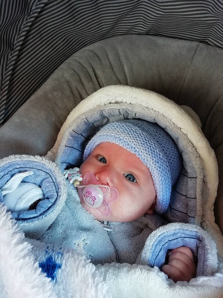 Mïa a rejoint le concours — aidez-le/la à gagner de superbes lots ! azure, baby, baby_products, baby_sleeping, baby_toddler_clothing, cap, cheek, child, comfort, face, facial_expression, headgear, headwear, linens, mouth, person, skin, smile, textile, toddler