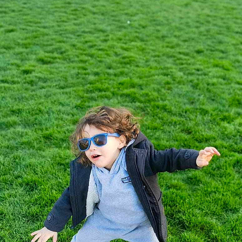 Soan a rejoint le concours — aidez-le/la à gagner de superbes lots ! accessories, bodypart, boy, child, clothing, coat, face, finger, grass, hand, head, jacket, lawn, male, pants, person, photography, plant, portrait, sunglasses
