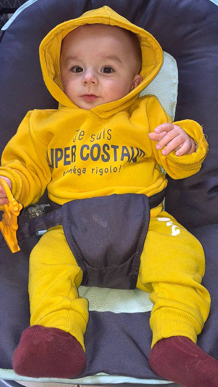 Sohan a rejoint le concours — aidez-le/la à gagner de superbes lots ! baby, baby_in_car_seat, baby_products, baby_safety, baby_toddler_clothing, bib, cheek, child, comfort, electric_blue, face, facial_expression, fun, green, happy, person, skin, sleeve, smile, toddler