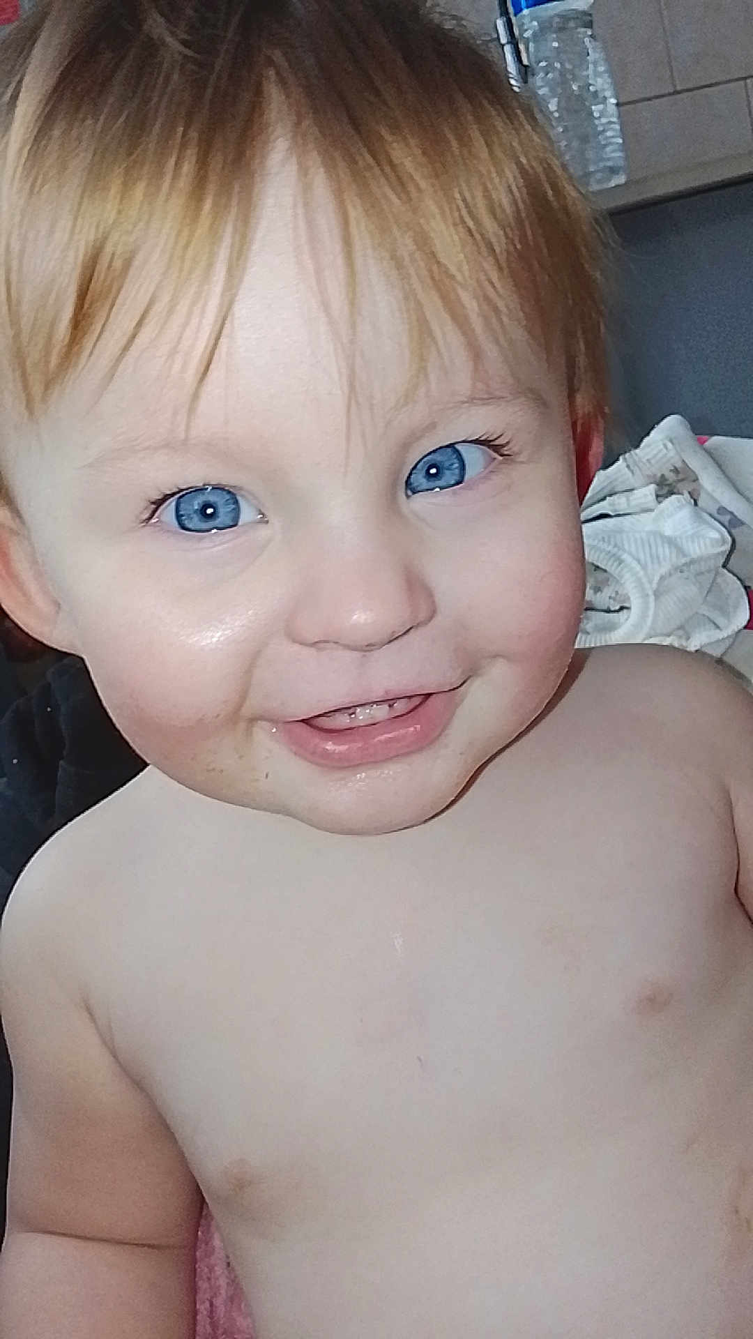 Zeyïna a rejoint le concours — aidez-le/la à gagner de superbes lots ! toddler, child, blue_eyes, smiling, face, bare_chest, skin, indoor, hair, teeth, expression, cute, person, infant, portrait, happy, baby, close_up, messy, young_child