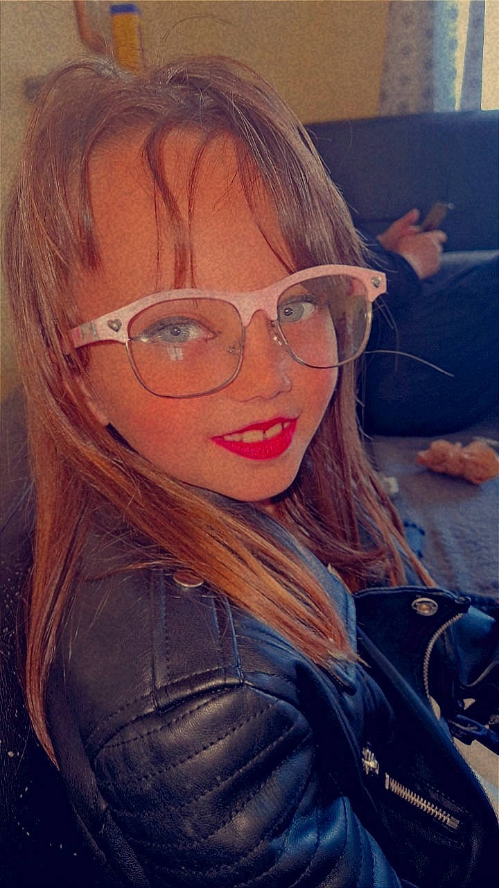 Lindsay participe au concours pour gagner de l'argent avec cette photo : bangs, black_hair, cool, eyebrow, eyelash, eyewear, gesture, glasses, happy, jacket, jaw, layered_hair, leather_jacket, lip, lipstick, long_hair, mouth, nose, person, smile