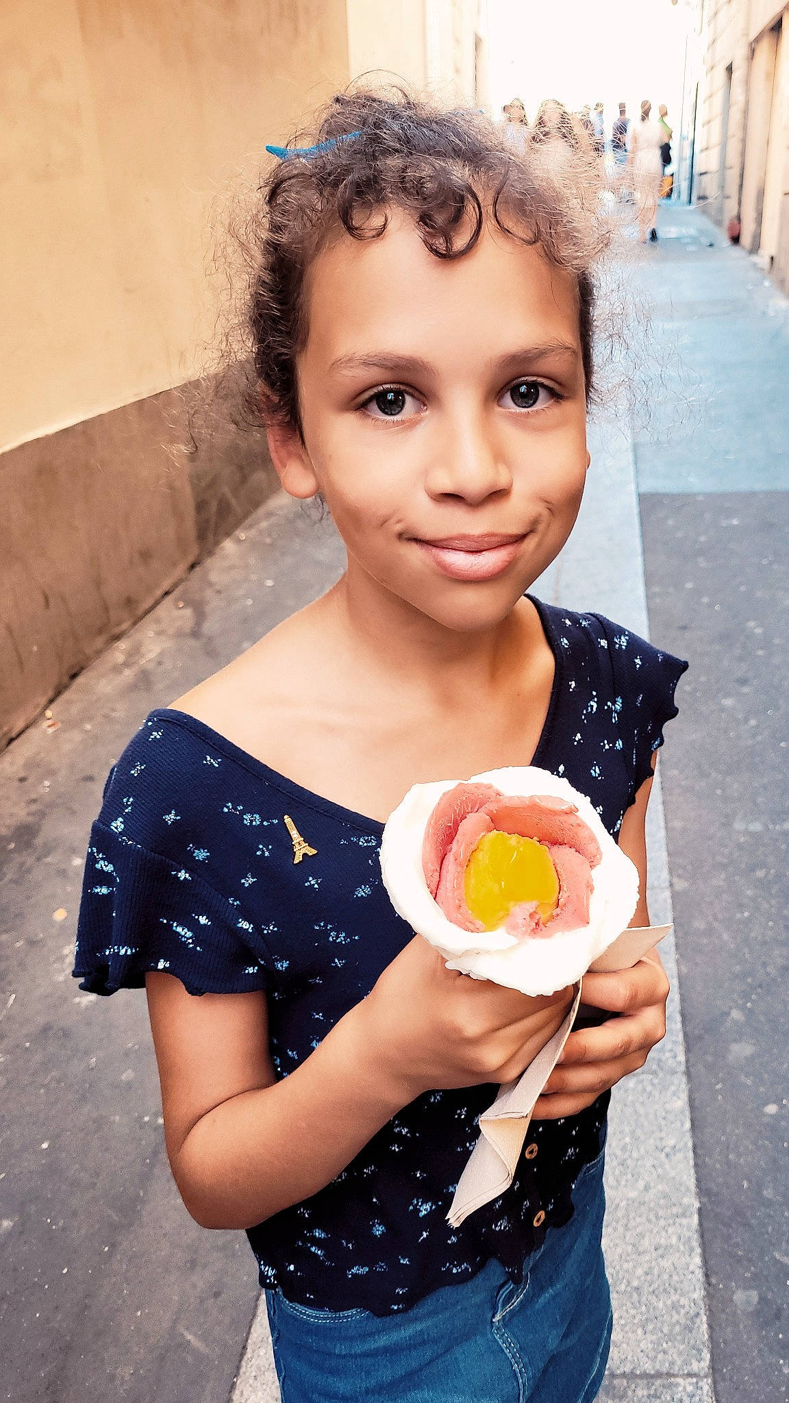 Olivia participe au concours pour gagner de l'argent avec cette photo : child, comfort_food, cuisine, dish, electric_blue, flash_photography, food, fruit, fun, gesture, happy, headpiece, ingredient, joy, junk_food, person, recipe, smile, sweetness, toddler