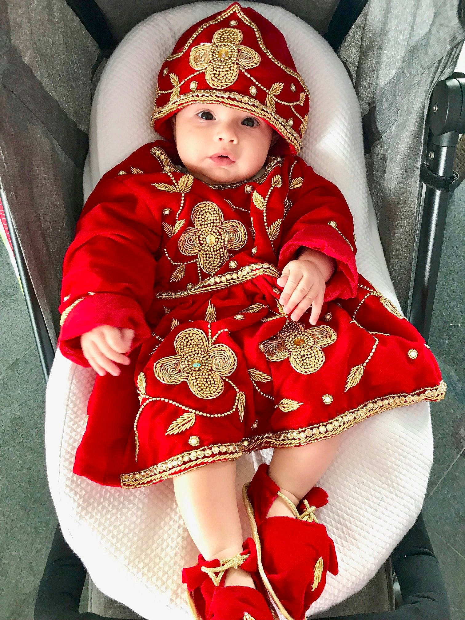 énora a rejoint le concours — aidez-le/la à gagner de superbes lots ! child, child_model, costume, doll, headwear, person, red, smile, toddler, tradition