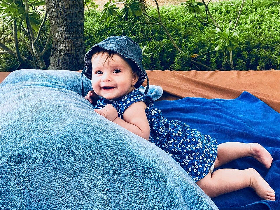 énora participe au concours pour gagner de l'argent avec cette photo : beauty, blue, child, cool, denim, grass, happy, jeans, joy, leg, leisure, person, photography, plant, sitting, skin, smile, summer, textile, toddler