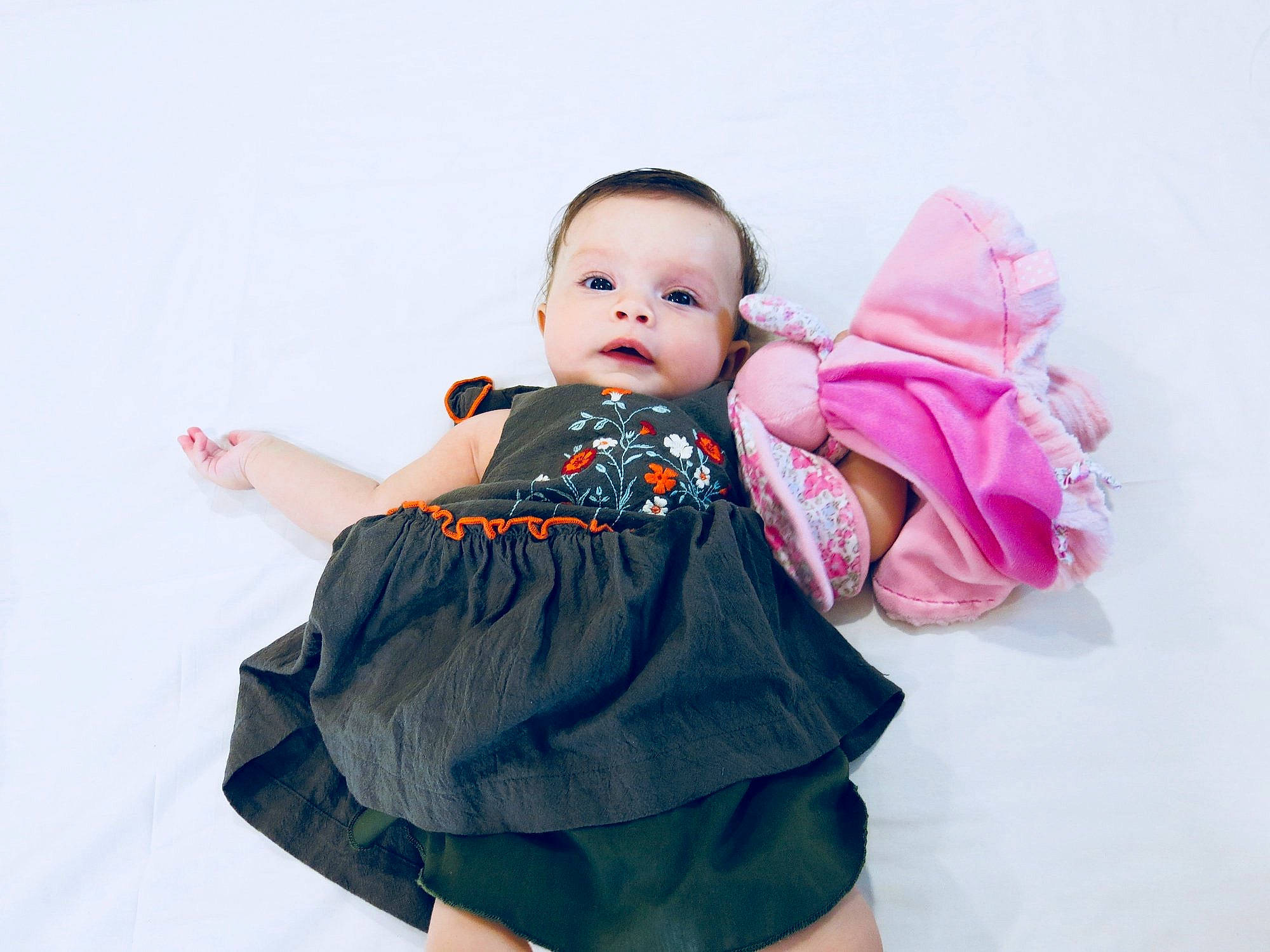 énora participe au concours pour gagner de l'argent avec cette photo : baby, baby_products, baby_toddler_clothing, beauty, blue, cheek, child, child_model, dress, head, joint, outerwear, person, photography, pink, product, shoulder, skin, sleeve, toddler