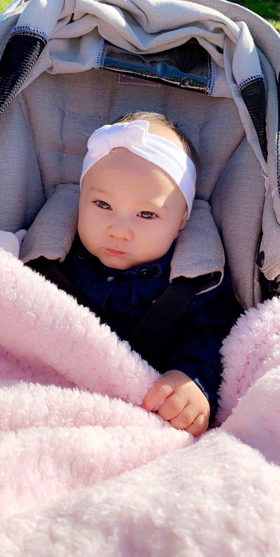 Jaëlynn participe au concours pour gagner de l'argent avec cette photo : baby, cheek, child, eye, face, head, person, pink, skin, toddler, white, winter