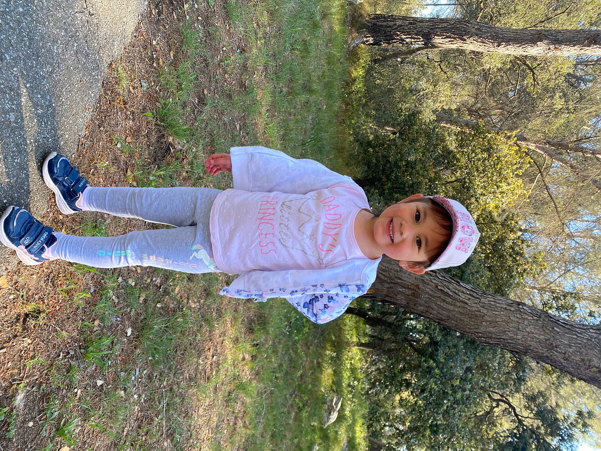 Jaëlynn a rejoint le concours — aidez-le/la à gagner de superbes lots ! child, fun, grass, happy, headwear, joy, leisure, line, people_in_nature, person, plant, shadow, smile, soil, spring, toddler, tree, trunk, walking_shoe, wood