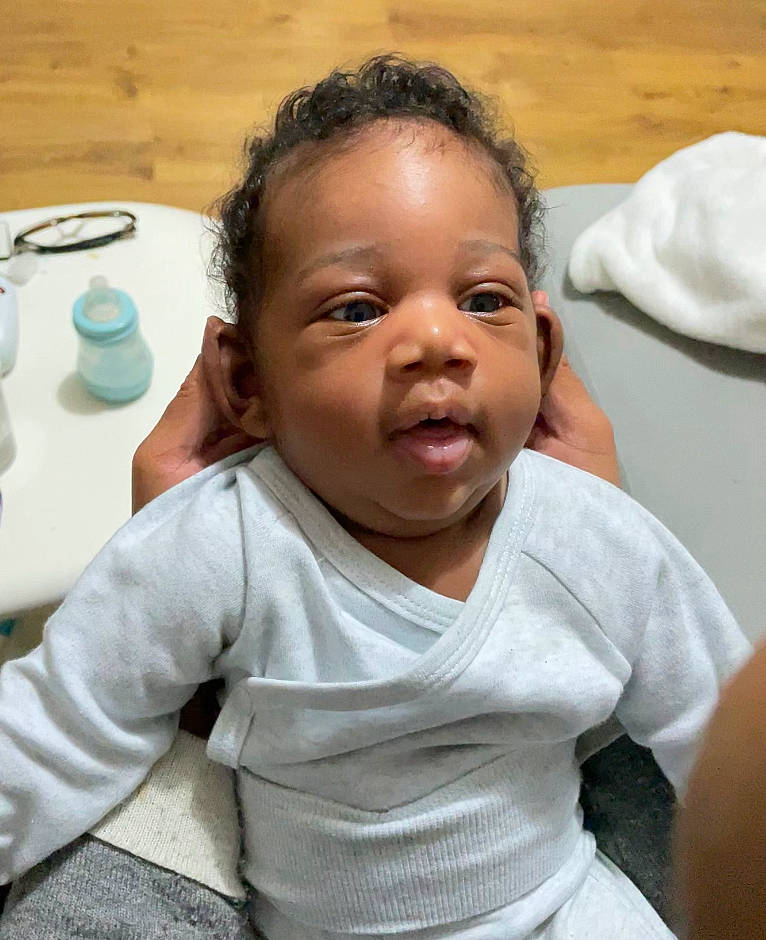 Kurtis a rejoint le concours — aidez-le/la à gagner de superbes lots ! cheek, chin, ear, eyebrow, eyelash, face, facial_expression, forehead, gesture, hair, head, lip, mouth, muscle, neck, nose, person, skin, sleeve, smile