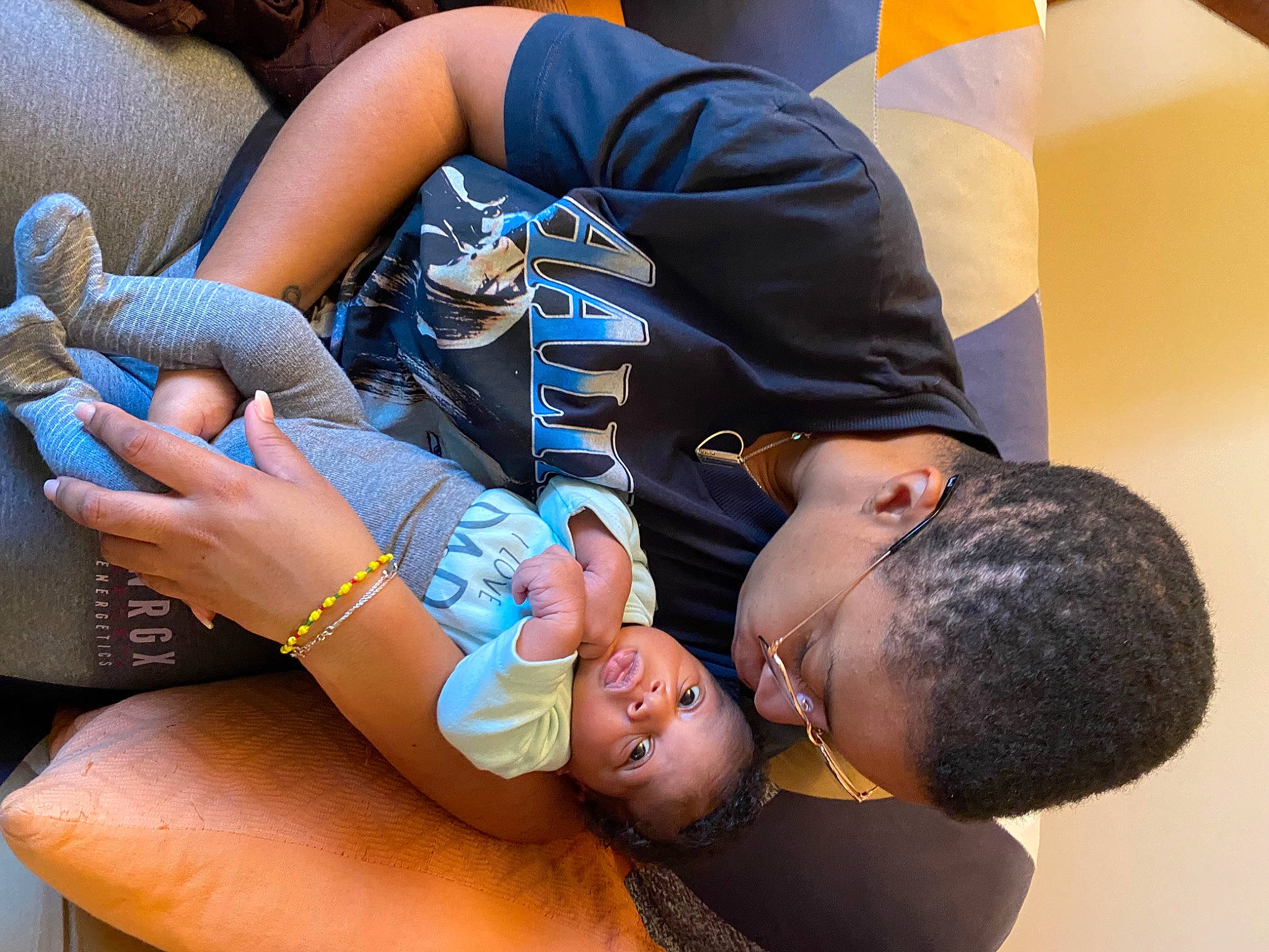 Kurtis participe au concours pour gagner de l'argent avec cette photo : abdomen, arm, chest, child, comfort, dress, elbow, gesture, glasses, hand, happy, human_body, human_leg, interaction, joint, knee, person, shorts, sunglasses, thigh