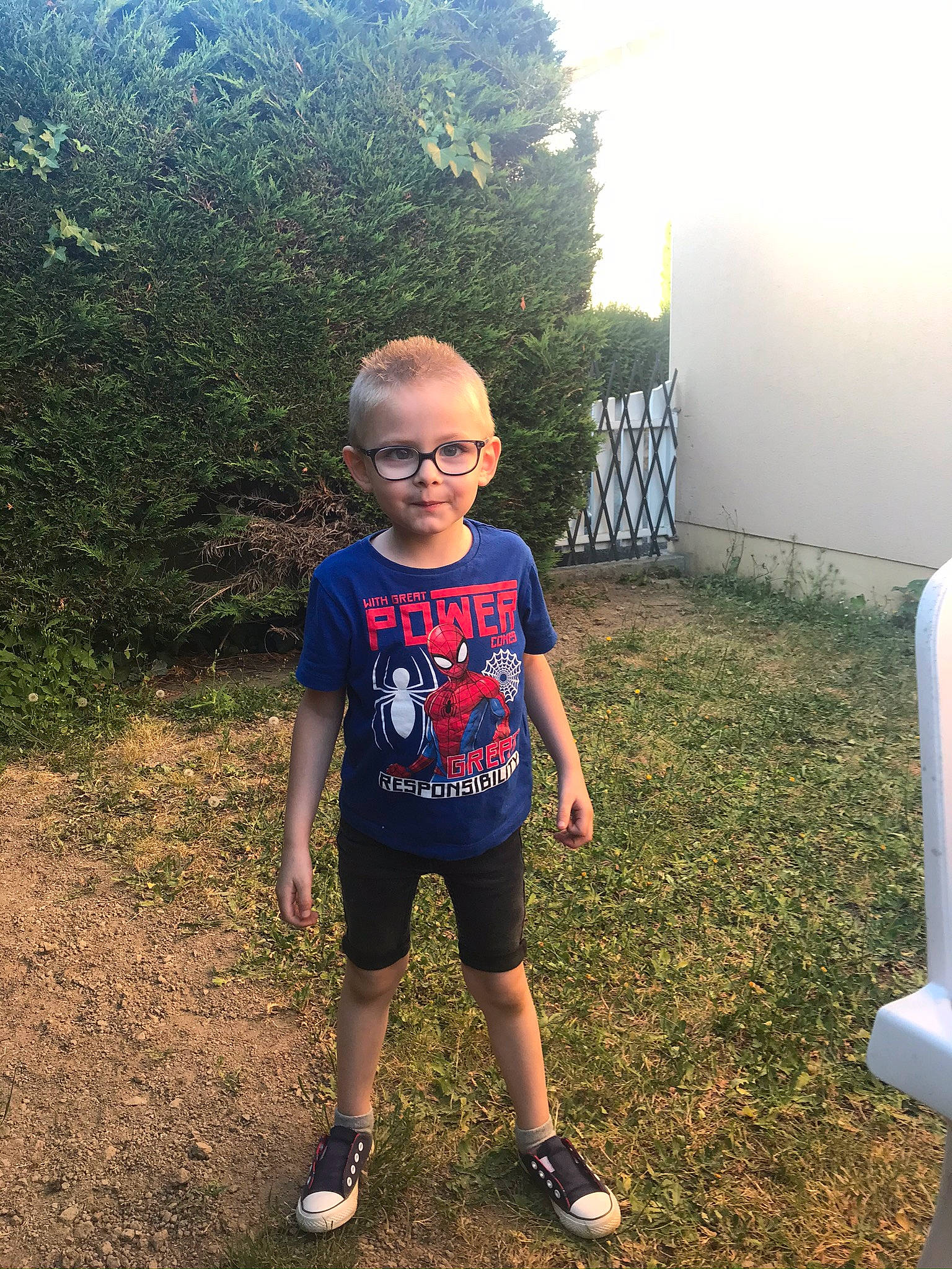Keylan participe au concours pour gagner de l'argent avec cette photo : eyewear, fun, glasses, grass, happy, landscape, leisure, morning, natural_environment, nature, person, plant, shorts, sky, smile, sneakers, sportswear, sunlight, t_shirt, toddler
