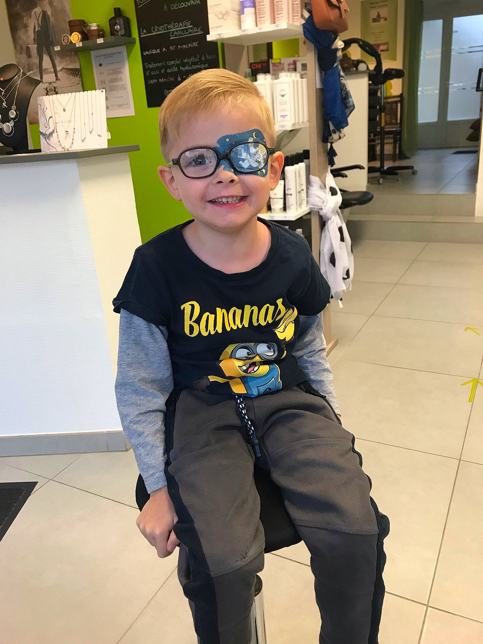 Keylan participe au concours pour gagner de l'argent avec cette photo : baby_toddler_clothing, child, denim, electric_blue, eyewear, flooring, fun, glasses, goggles, happy, joint, joy, person, personal_protective_equipment, sleeve, smile, sportswear, street_fashion, t_shirt, toddler