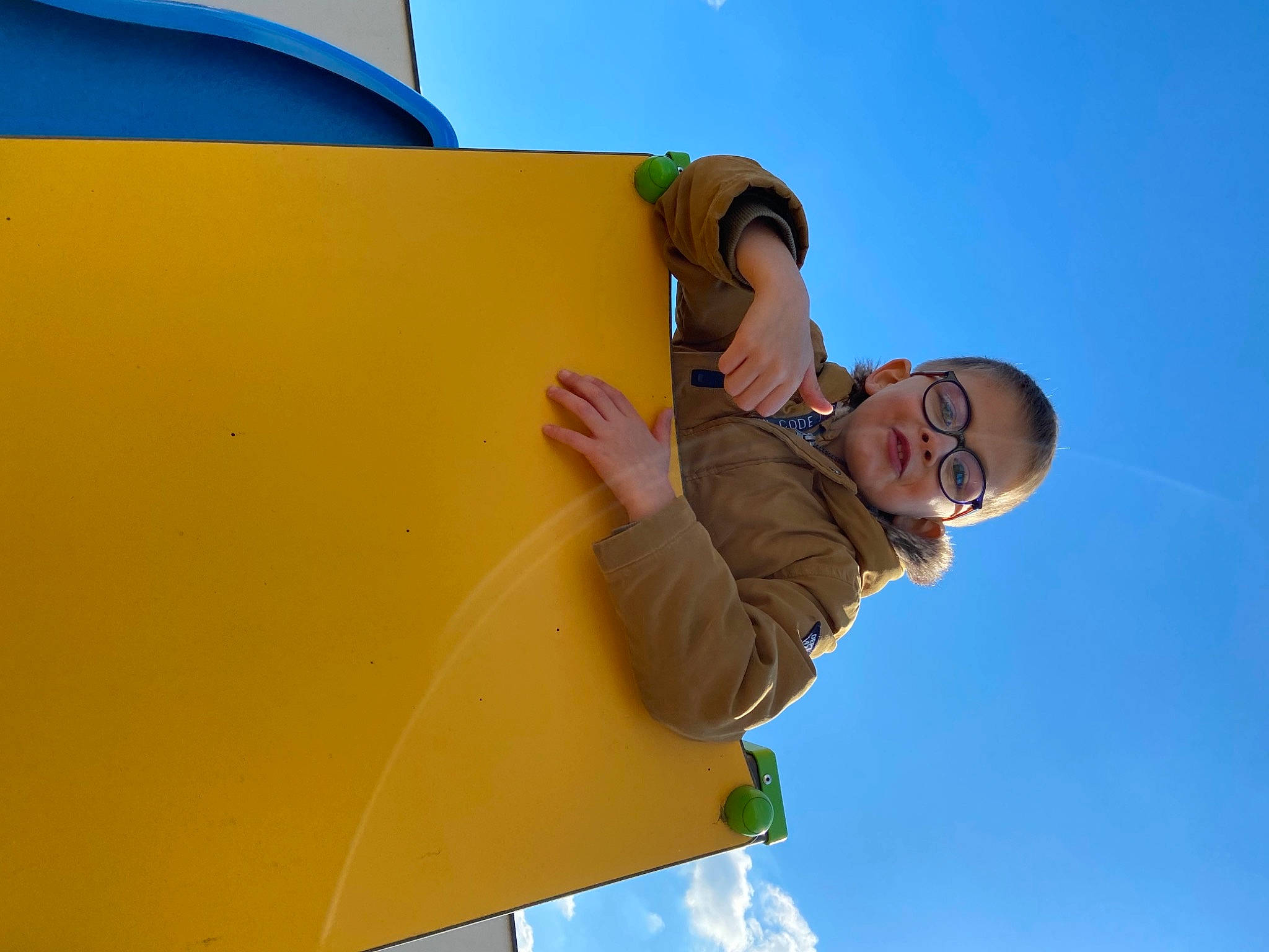 Keylan participe au concours pour gagner de l'argent avec cette photo : blue, elbow, electric_blue, eyewear, face, finger, fun, gesture, glasses, happy, landscape, leisure, outdoor_play_equipment, people_in_nature, person, recreation, shade, sky, smile, tints_and_shades