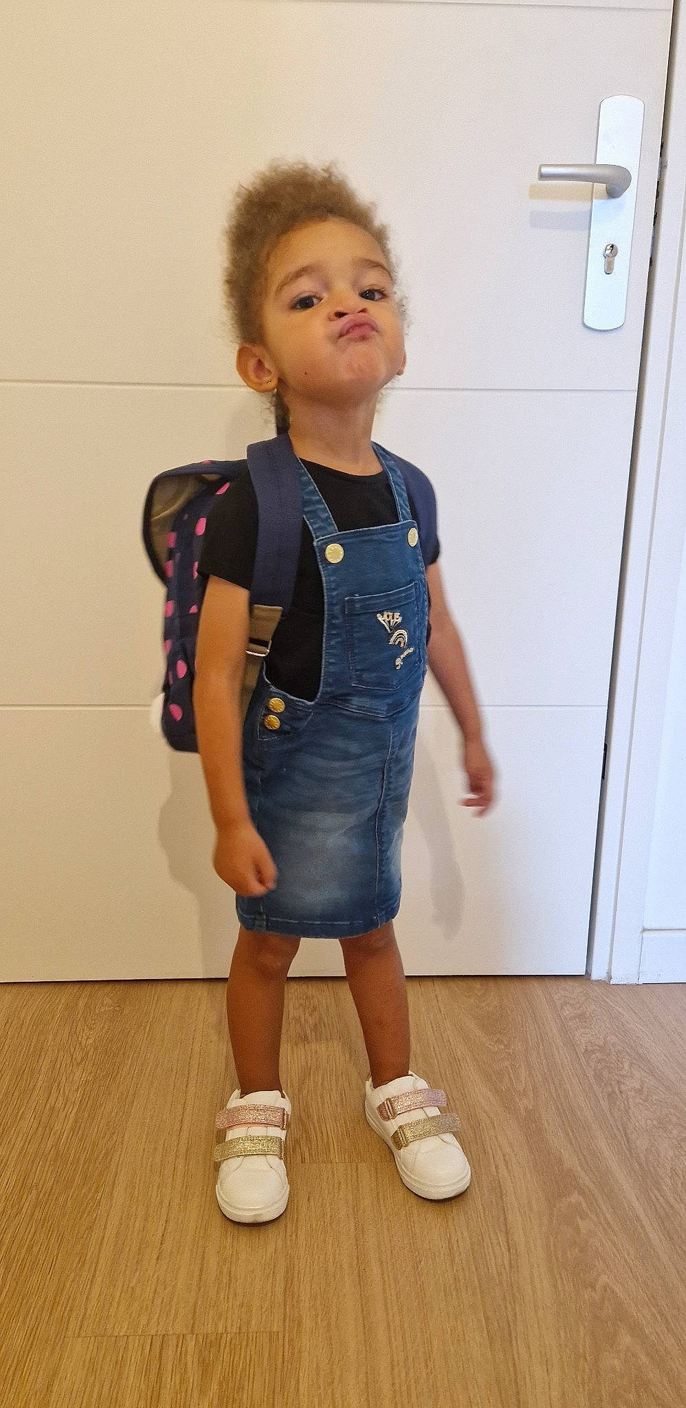 Méline a rejoint le concours — aidez-le/la à gagner de superbes lots ! baby_toddler_clothing, cabinetry, denim, electric_blue, fashion_design, flooring, hardwood, joint, knee, leg, neck, person, shoulder, sleeve, sportswear, standing, t_shirt, toddler, trunk, waist
