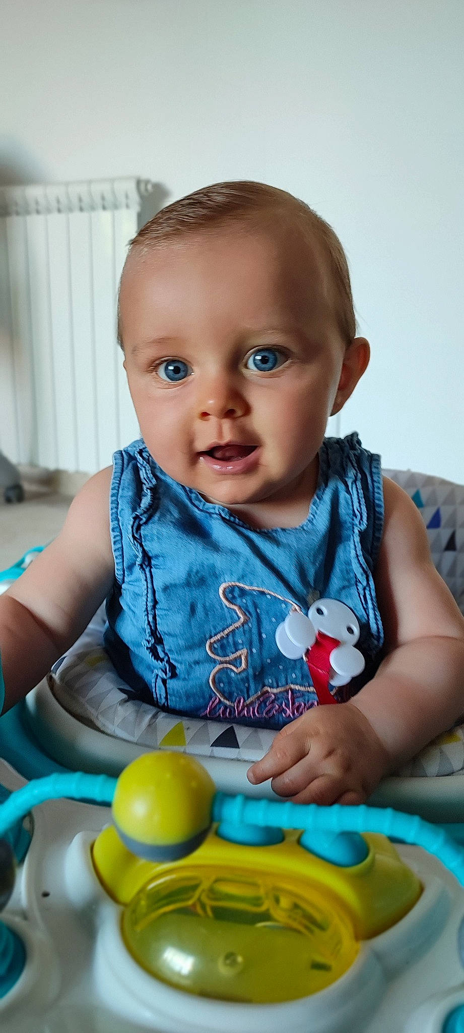 Juliette a rejoint le concours — aidez-le/la à gagner de superbes lots ! baby, baby_playing_with_toys, baby_toddler_clothing, blue, chair, cheek, child, dress, face, finger, happy, human_body, iris, nose, person, product, skin, table, tableware, toddler