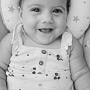 Cléorose participe au concours pour gagner de l'argent avec cette photo : baby, child, smiling, face, portrait, infant, cute, happy, clothing, pattern, stars, cushion, close_up, skin, eyes, hair, sitting, button, monochrome, texture