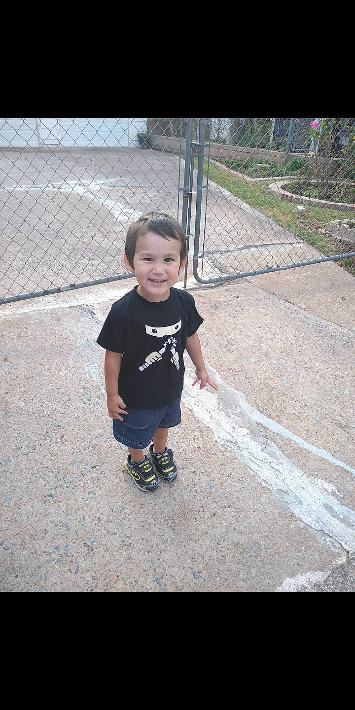 Greg is registered to the contest to win money with this photo: asphalt, child, footwear, joy, person, photography, shoe, smile, t_shirt, toddler, vacation