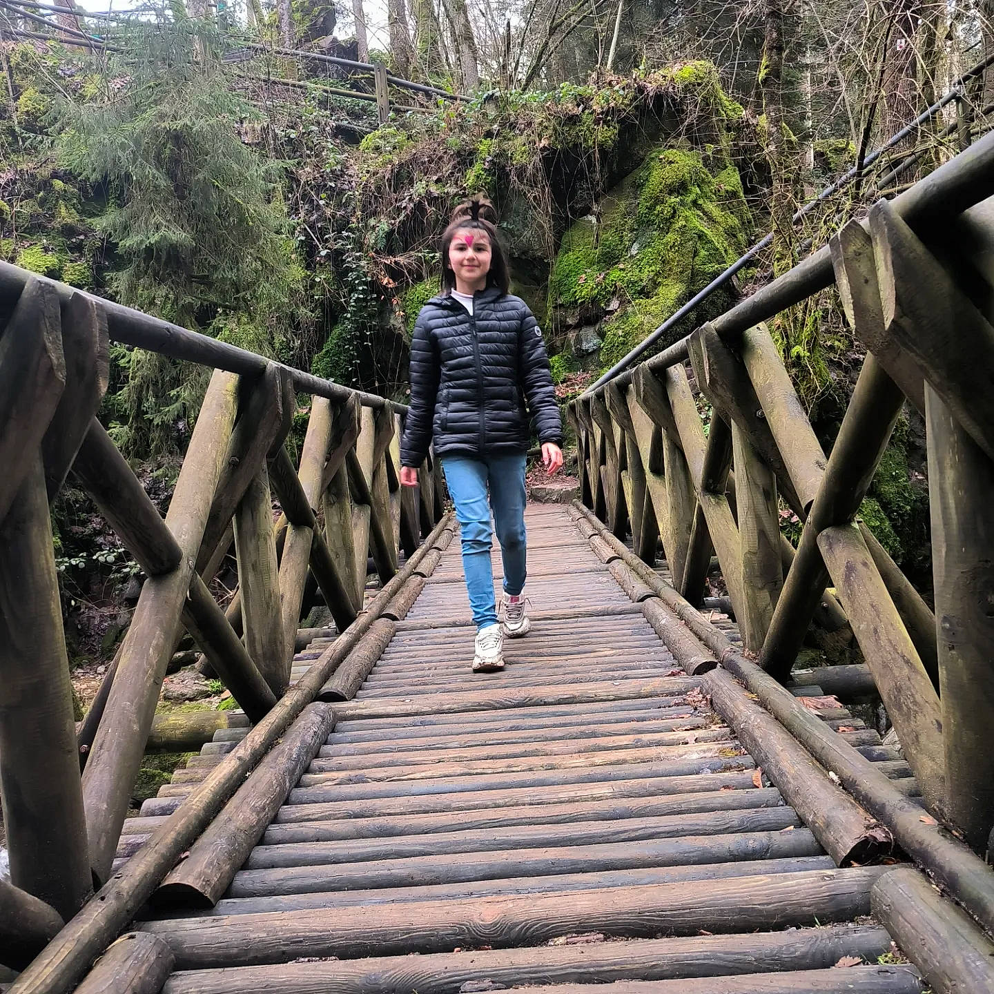 Leana participe au concours pour gagner de l'argent avec cette photo : biome, branch, bridge, forest, grass, happy, headwear, jacket, joy, landscape, leg, leisure, morning, natural_landscape, people_in_nature, person, recreation, standing, sunlight, tree