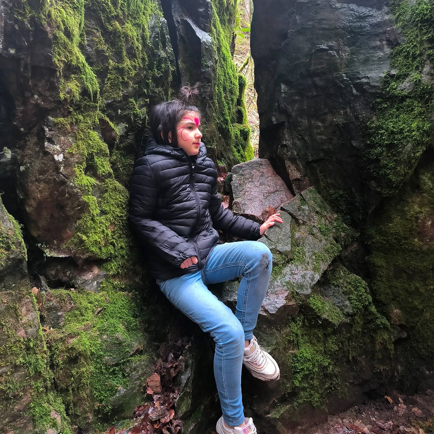 Leana participe au concours pour gagner de l'argent avec cette photo : bedrock, biome, botany, forest, formation, geological_phenomenon, grass, jeans, leisure, natural_environment, outcrop, people_in_nature, person, plant, recreation, shoe, sneakers, trunk, vegetation, wood