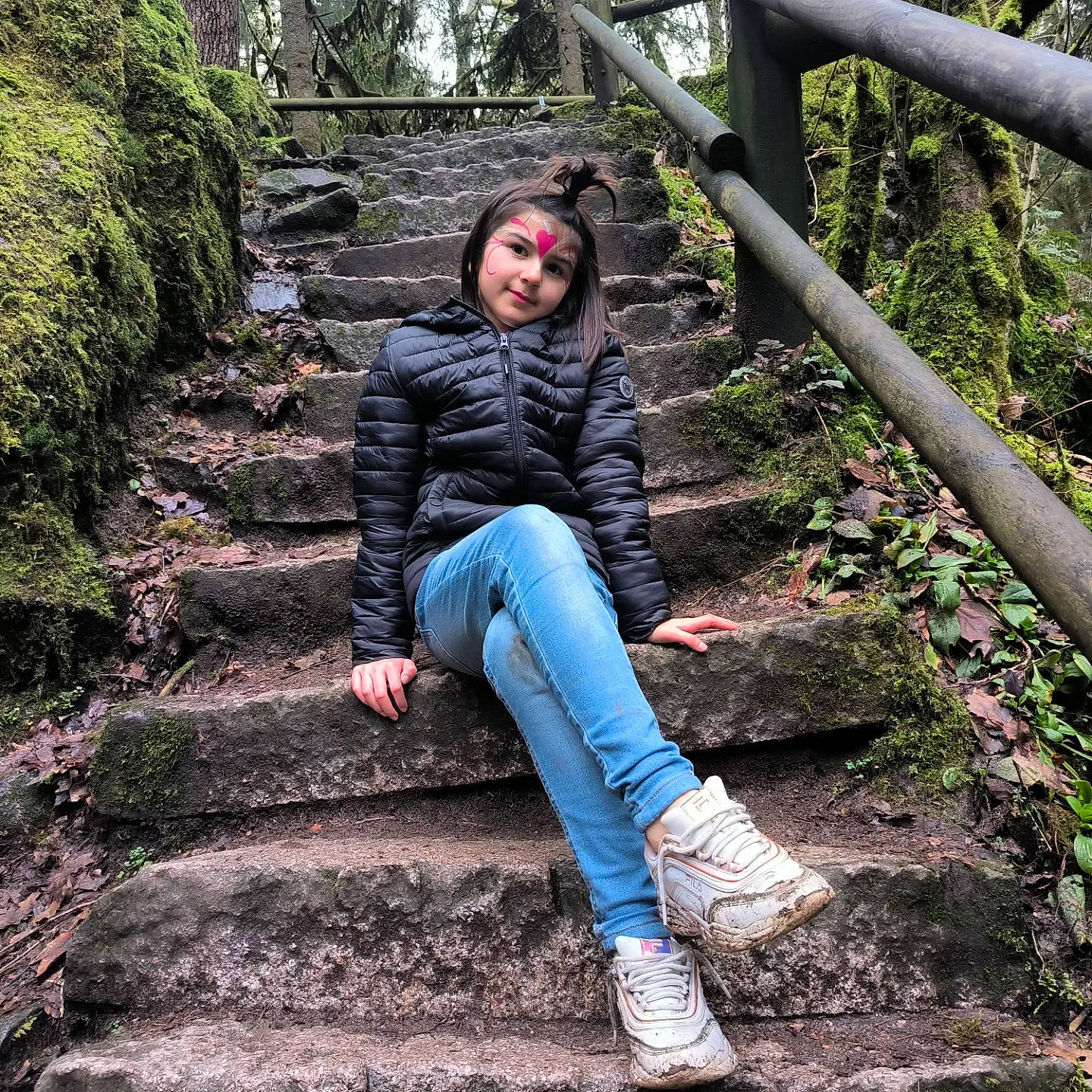 Leana a rejoint le concours — aidez-le/la à gagner de superbes lots ! boot, brown_hair, denim, electric_blue, flash_photography, forest, grass, human_leg, knee, leaf, leisure, long_hair, pattern, people_in_nature, person, shoe, sportswear, thigh, waist, wood