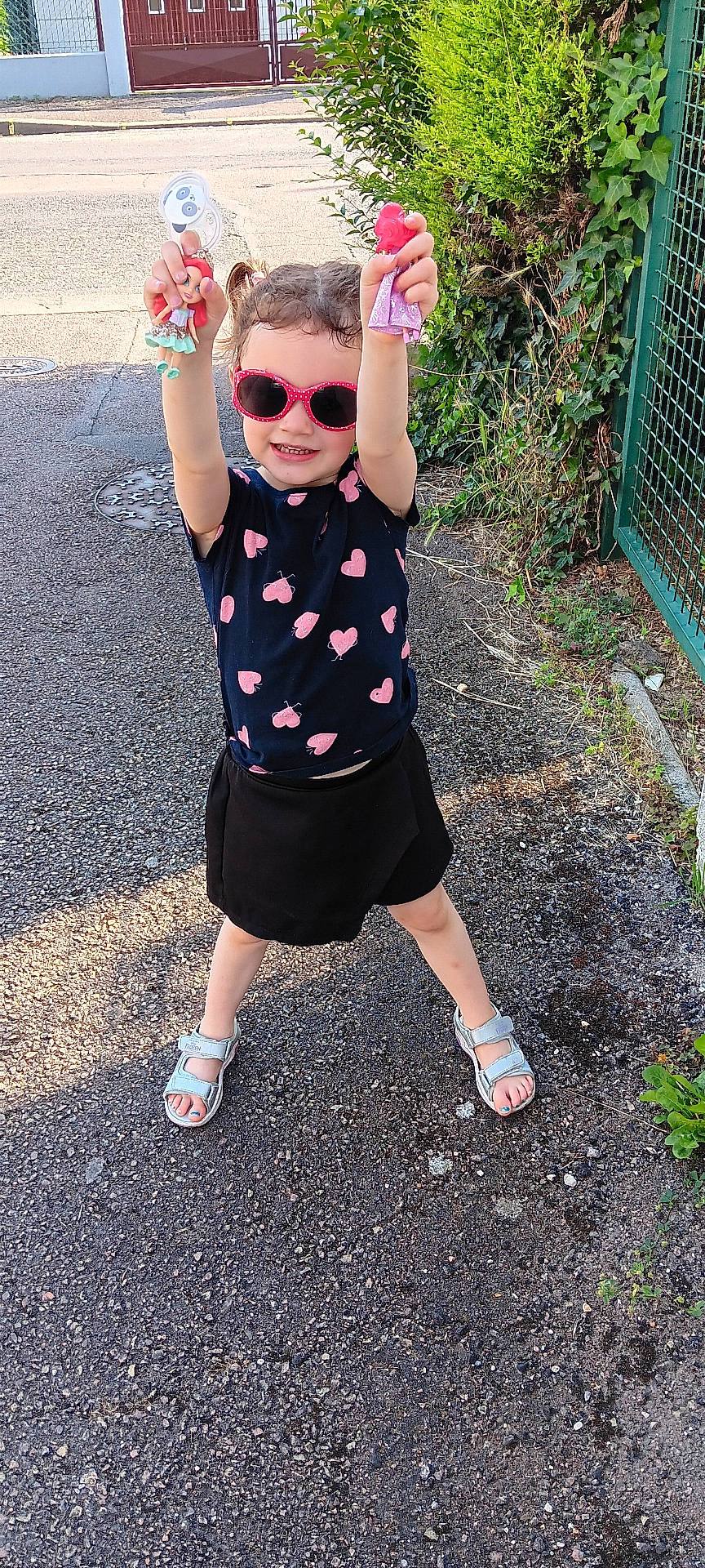 Inaya participe au concours pour gagner de l'argent avec cette photo : accessories, city, clothing, cream, dessert, face, food, footwear, head, person, photography, portrait, road, sandal, shorts, soil, street, summer, sunglasses, urban