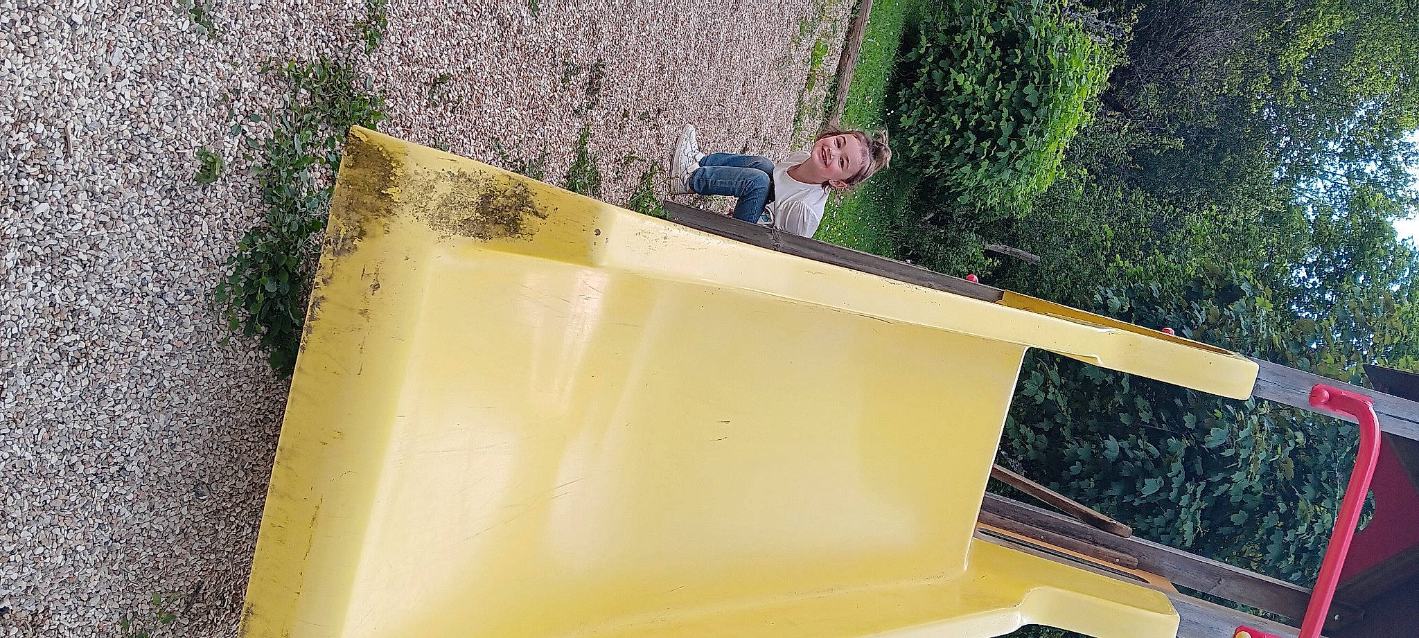 Inaya a rejoint le concours — aidez-le/la à gagner de superbes lots ! apiary, beehive, computer_keyboard, concrete, facade, grass, honeybee, house, joy, leisure, pattern, person, pollinator, recreation, rectangle, roof, shade, soil, sunglasses, tints_and_shades