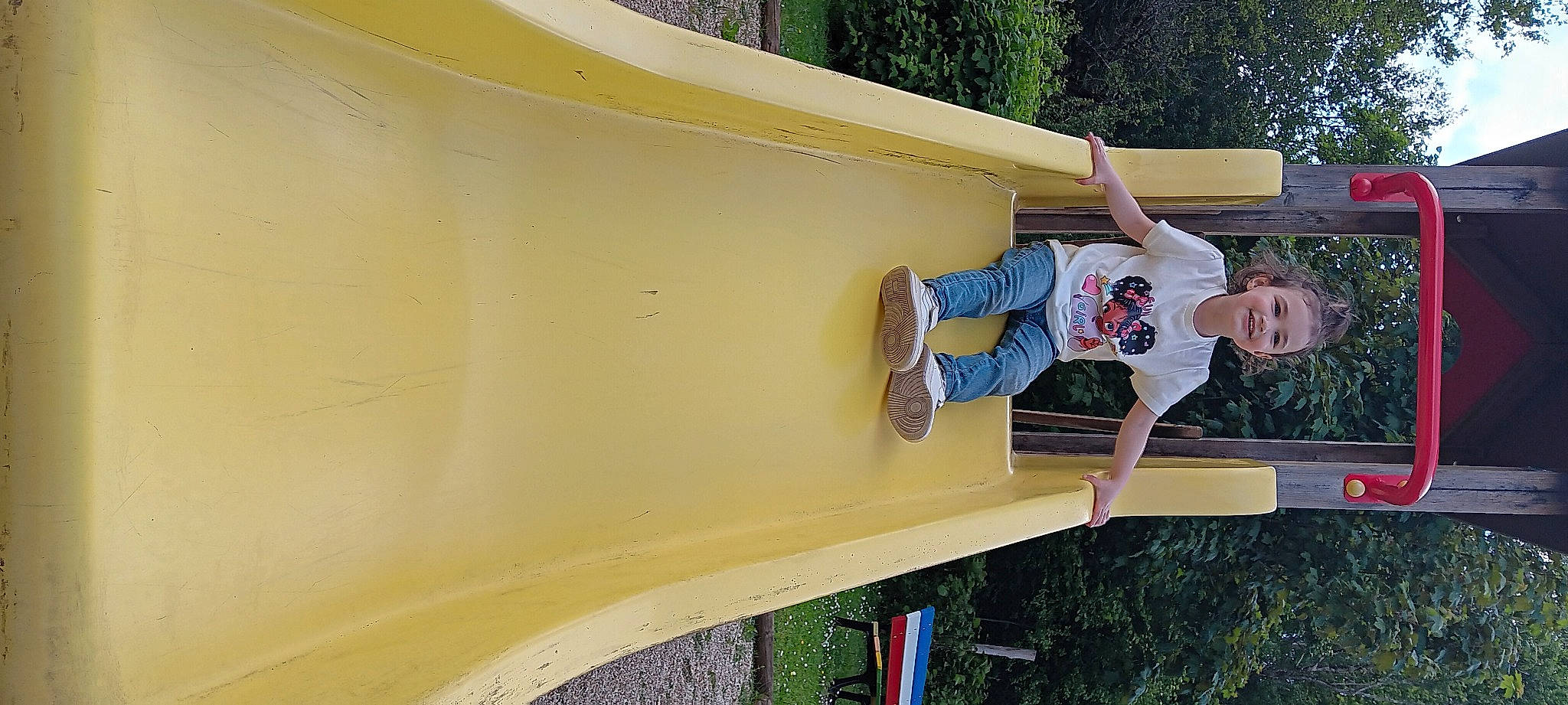 Inaya a rejoint le concours — aidez-le/la à gagner de superbes lots ! adventure, child, concrete, facade, fun, grass, joy, landscape, leisure, outdoor_play_equipment, outdoor_shoe, person, play, recreation, shade, siding, soil, t_shirt, tree, walking_shoe