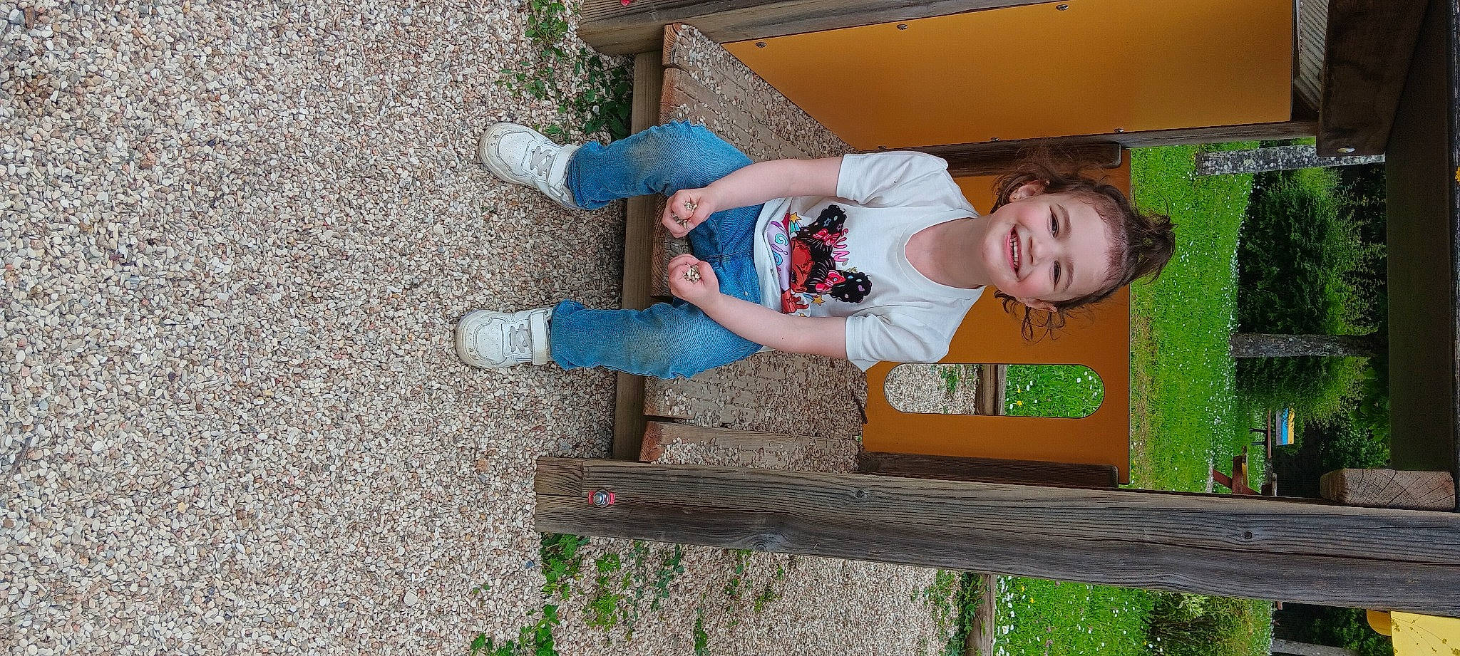 Inaya a rejoint le concours — aidez-le/la à gagner de superbes lots ! baby_toddler_clothing, child, electric_blue, fun, grass, happy, human_leg, joy, leisure, people_in_nature, person, play, smile, thigh, toddler, walking_shoe, wood, wrist