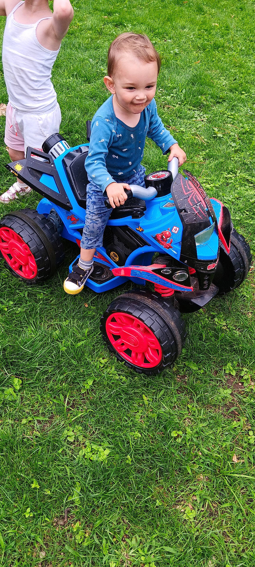 Naïl participe au concours pour gagner de l'argent avec cette photo : boy, child, clothing, device, face, grass, head, lawn, lawnmower, male, nature, outdoors, pants, park, person, photography, plant, portrait, tool, yard
