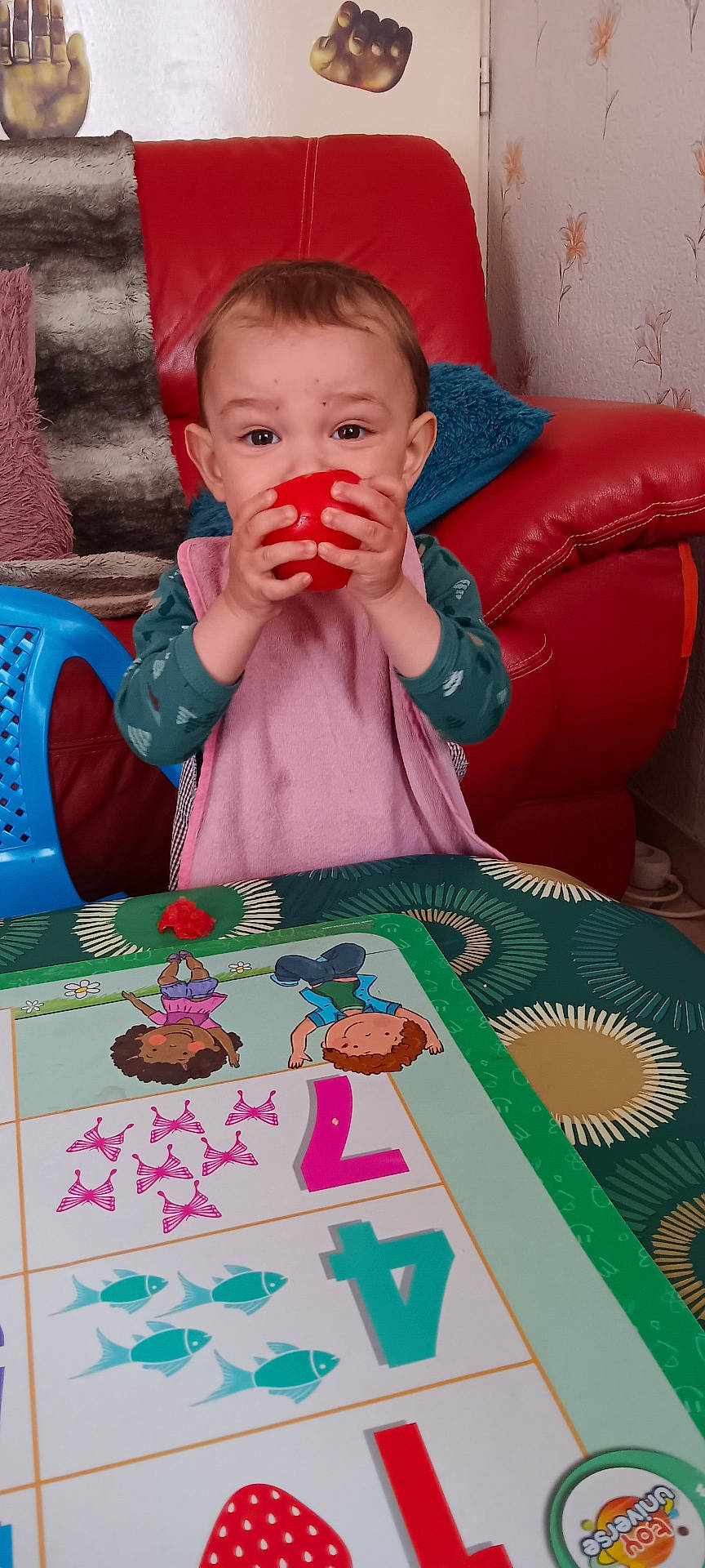 Naïl participe au concours pour gagner de l'argent avec cette photo : architecture, baby, bodypart, building, chair, couch, cup, disposablecup, face, finger, food, furniture, hand, head, indoors, person, photography, portrait, sitting, sweets