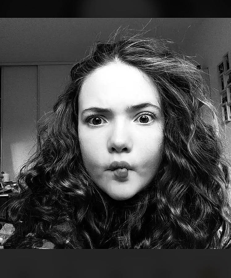 Victoire participe au concours pour gagner de l'argent avec cette photo : art, black, black_and_white, black_hair, cheek, chin, cool, eyebrow, eyelash, face, flash_photography, forehead, happy, iris, jaw, lip, mouth, nose, person, style