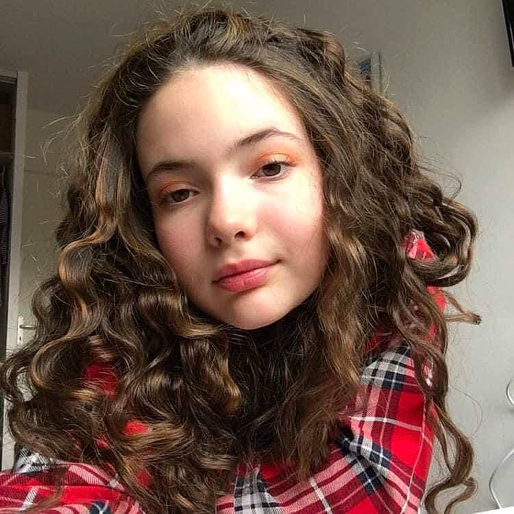 Victoire participe au concours pour gagner de l'argent avec cette photo : cheek, chin, eyebrow, eyelash, fashion, flash_photography, forehead, gesture, hair, iris, jaw, lip, mouth, neck, nose, organ, person, shoulder, skin, sleeve