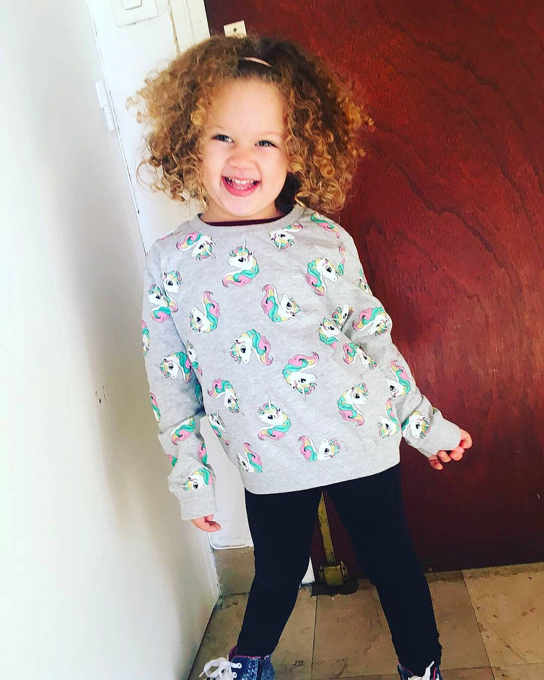 Nell a rejoint le concours — aidez-le/la à gagner de superbes lots ! child, clothing, design, girl, joint, joy, leggings, outerwear, pattern, person, product, shoulder, sleeve, smile, sweater, t_shirt, textile, toddler, top