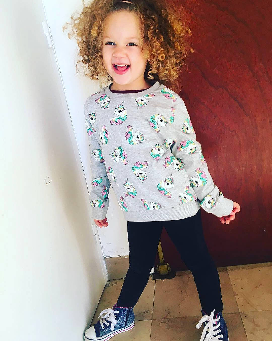 Nell participe au concours pour gagner de l'argent avec cette photo : child, clothing, girl, jeans, joint, joy, leggings, neck, outerwear, pattern, person, product, shoe, shoulder, sleeve, sweater, t_shirt, tights, toddler, top