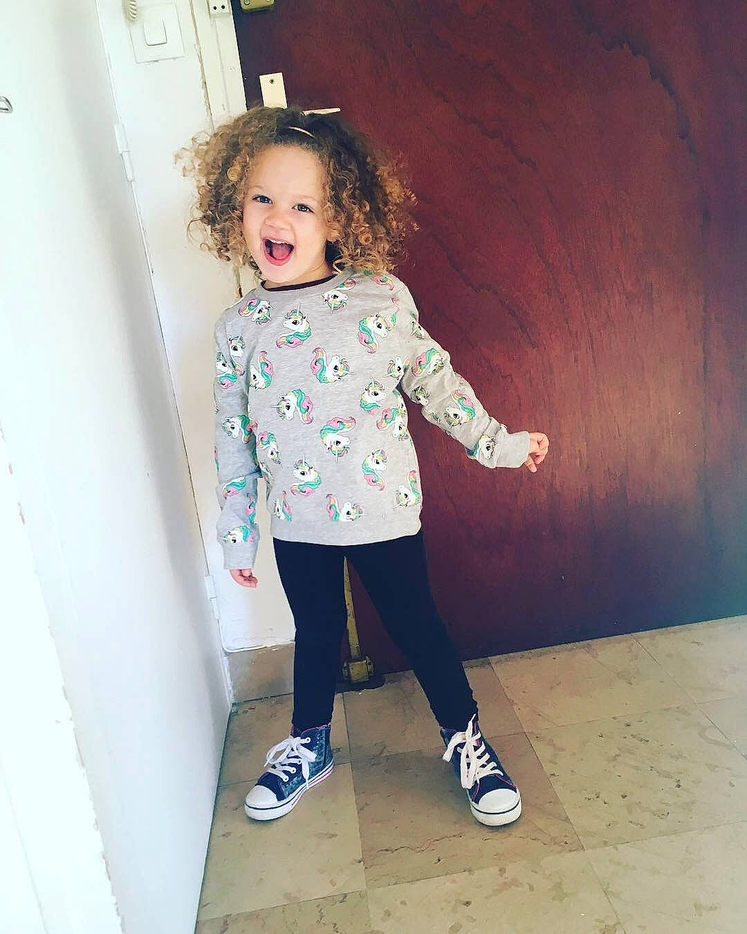 Nell a rejoint le concours — aidez-le/la à gagner de superbes lots ! child, clothing, design, footwear, fun, girl, jeans, leggings, outerwear, pattern, person, product, shoe, shoulder, sleeve, standing, t_shirt, textile, tights, top